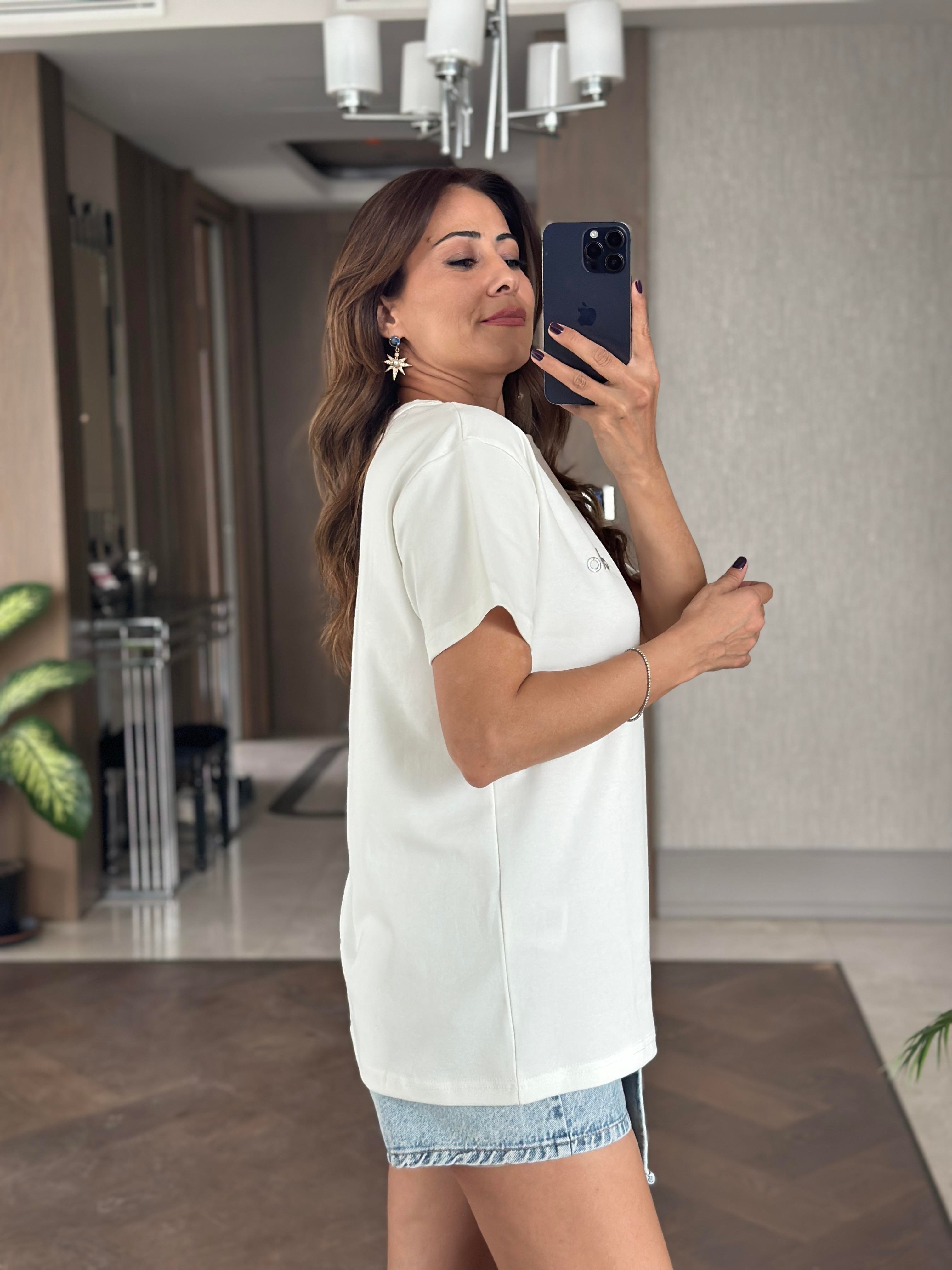 Beyaz Bisiklet Yaka Logolu Basic Kadın T-Shirt