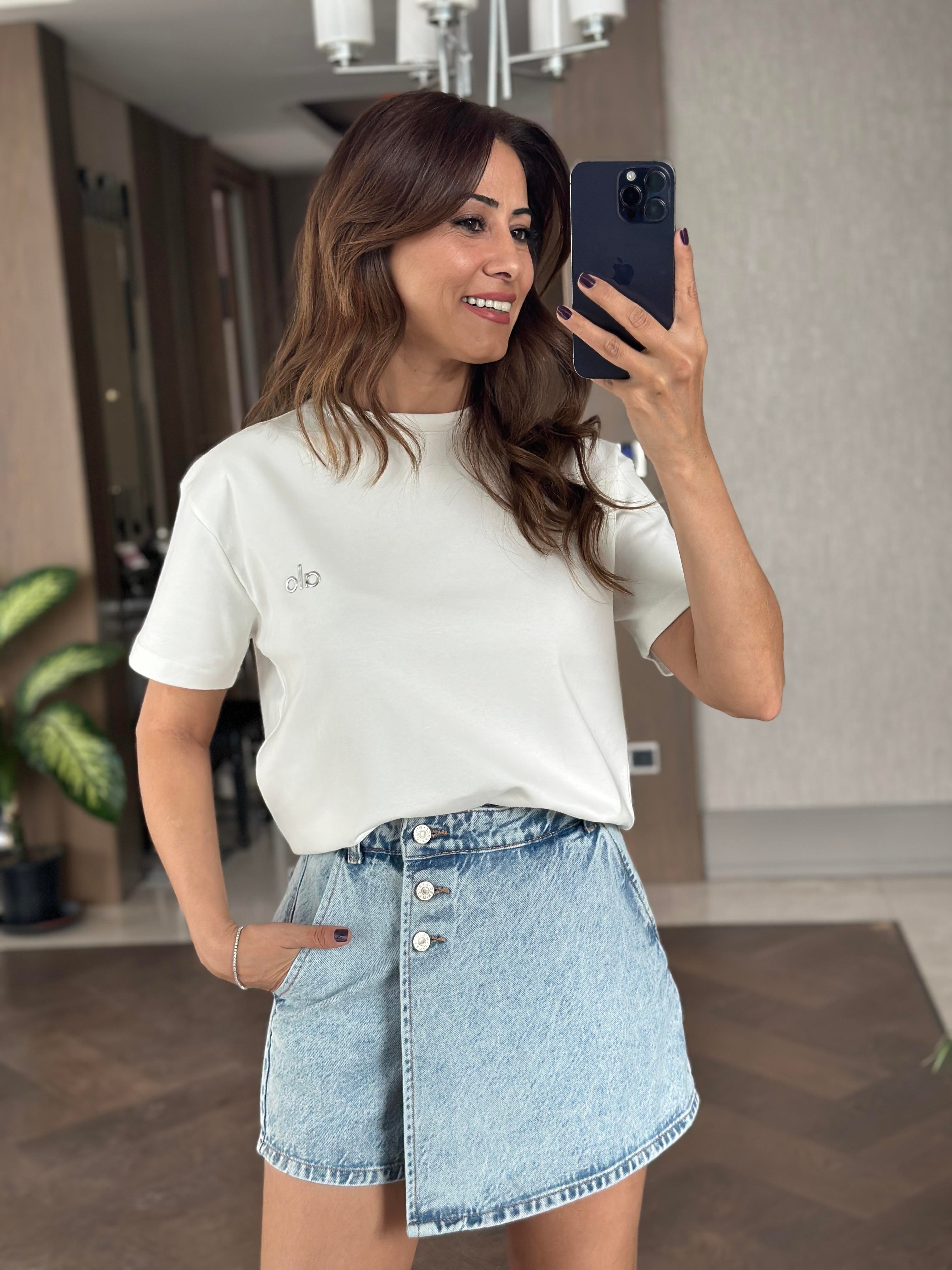 Beyaz Bisiklet Yaka Logolu Basic Kadın T-Shirt