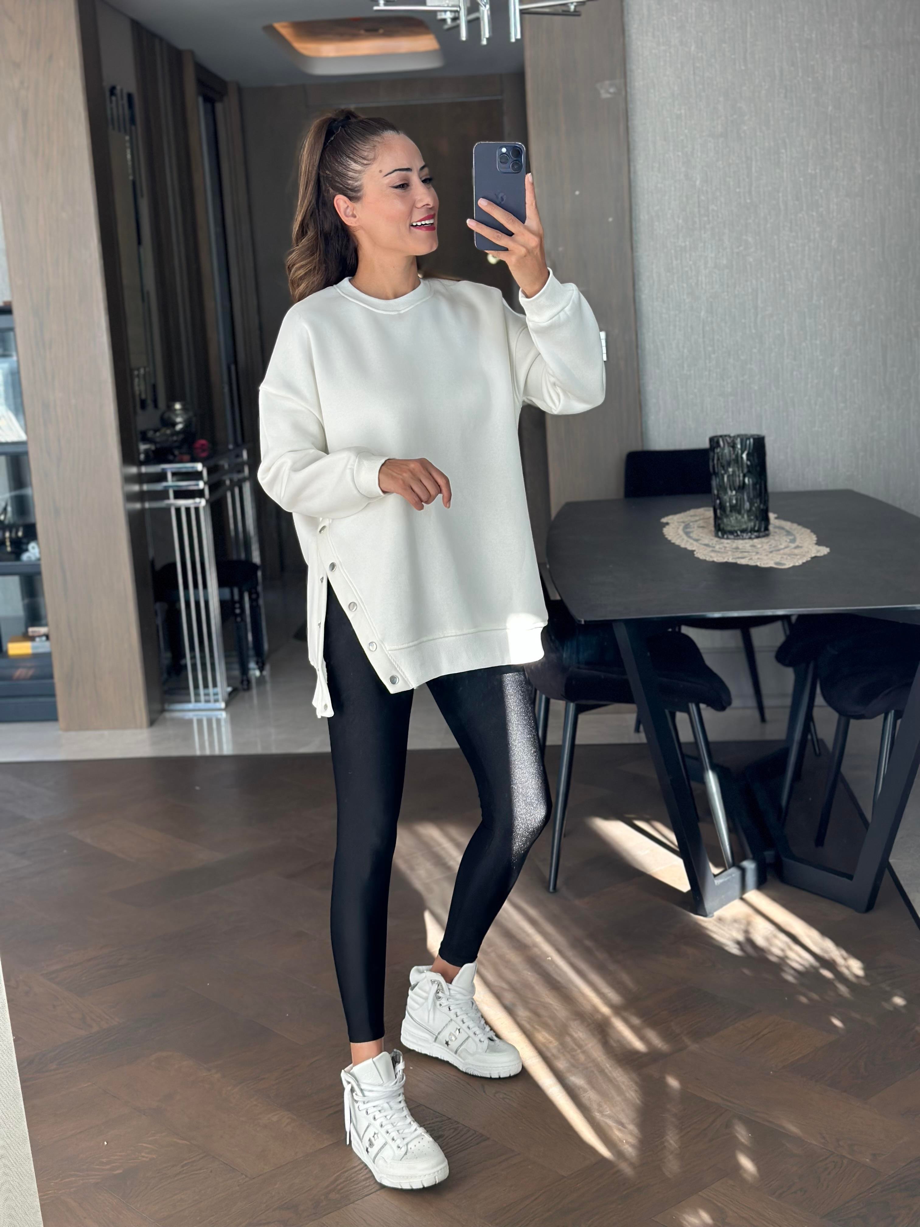 Beyaz Bisiklet Yaka Tek Yanı Çıçıtlı Kadın Sweatshirt