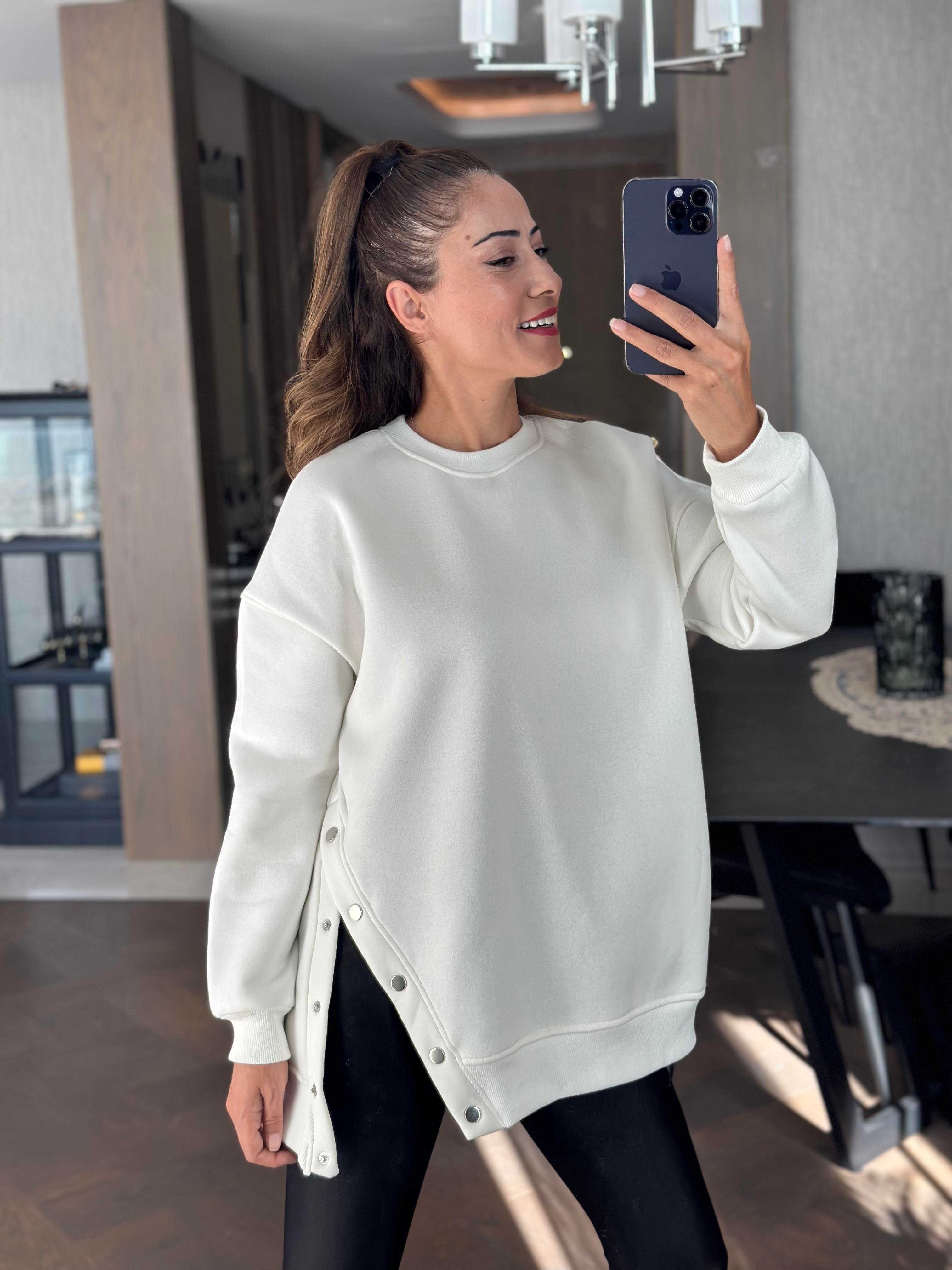 Beyaz Bisiklet Yaka Tek Yanı Çıçıtlı Kadın Sweatshirt