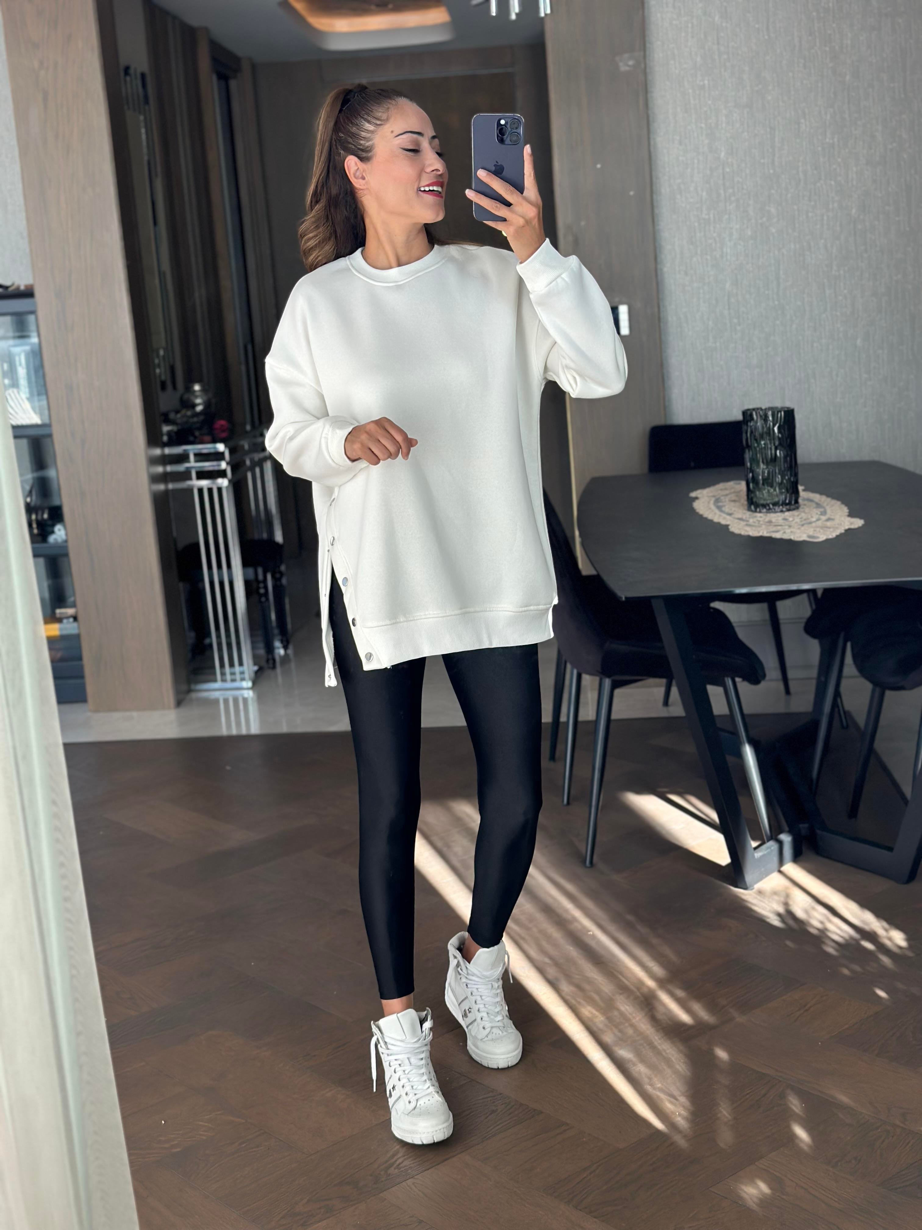Beyaz Bisiklet Yaka Tek Yanı Çıçıtlı Kadın Sweatshirt