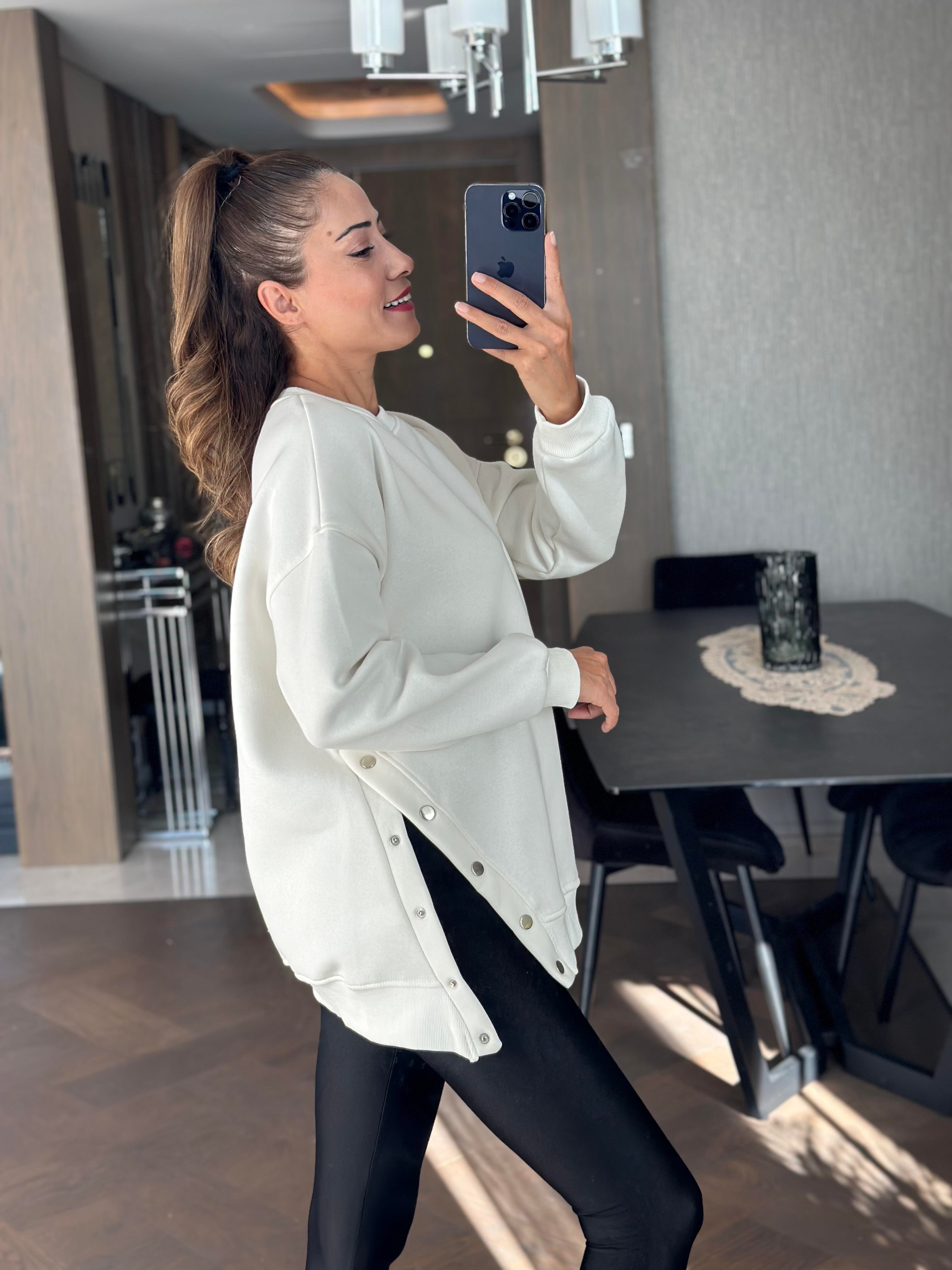 Beyaz Bisiklet Yaka Tek Yanı Çıçıtlı Kadın Sweatshirt