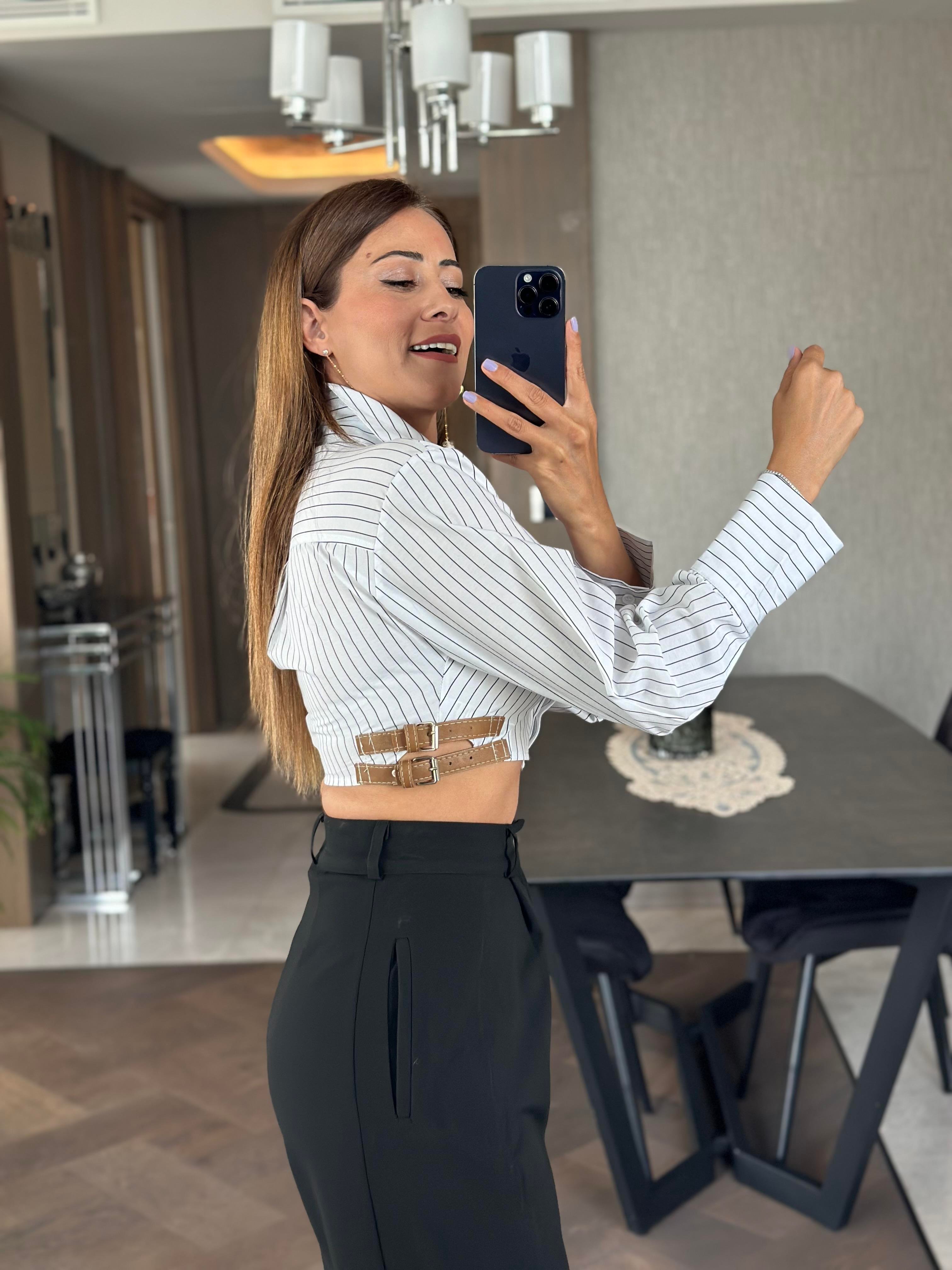 Beyaz Çizgili İki Yanı Toka Detaylı Crop Kadın Gömlek