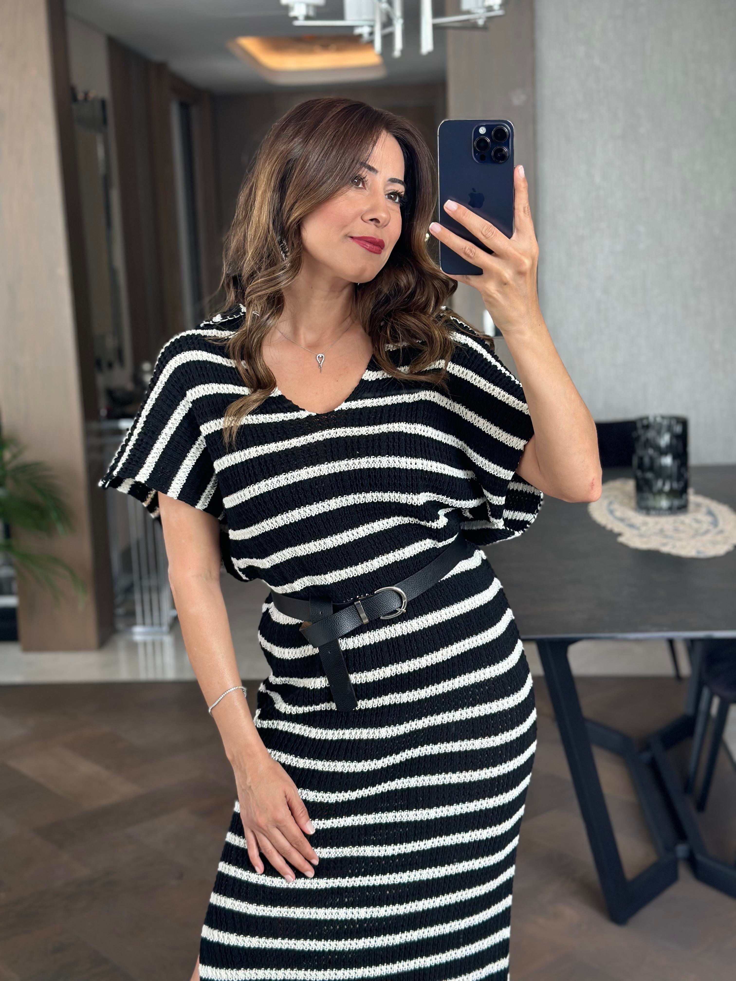 Beyaz Çizgili Polo Yaka Yırtmaçlı Kadın Triko Elbise