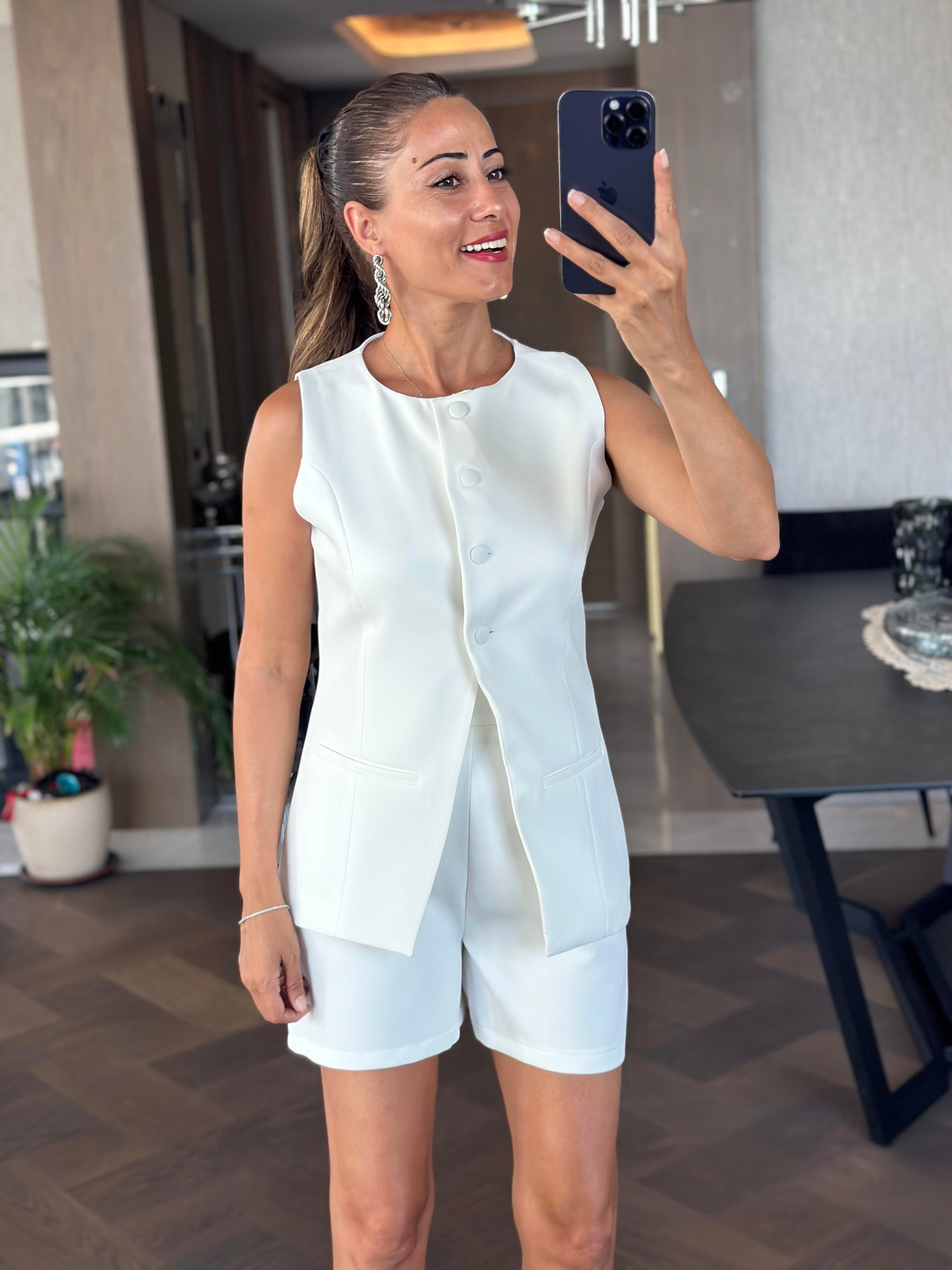 Beyaz Dört Düğmeli Cep Detaylı Yelek Şort Kadın Alt Üst Takım