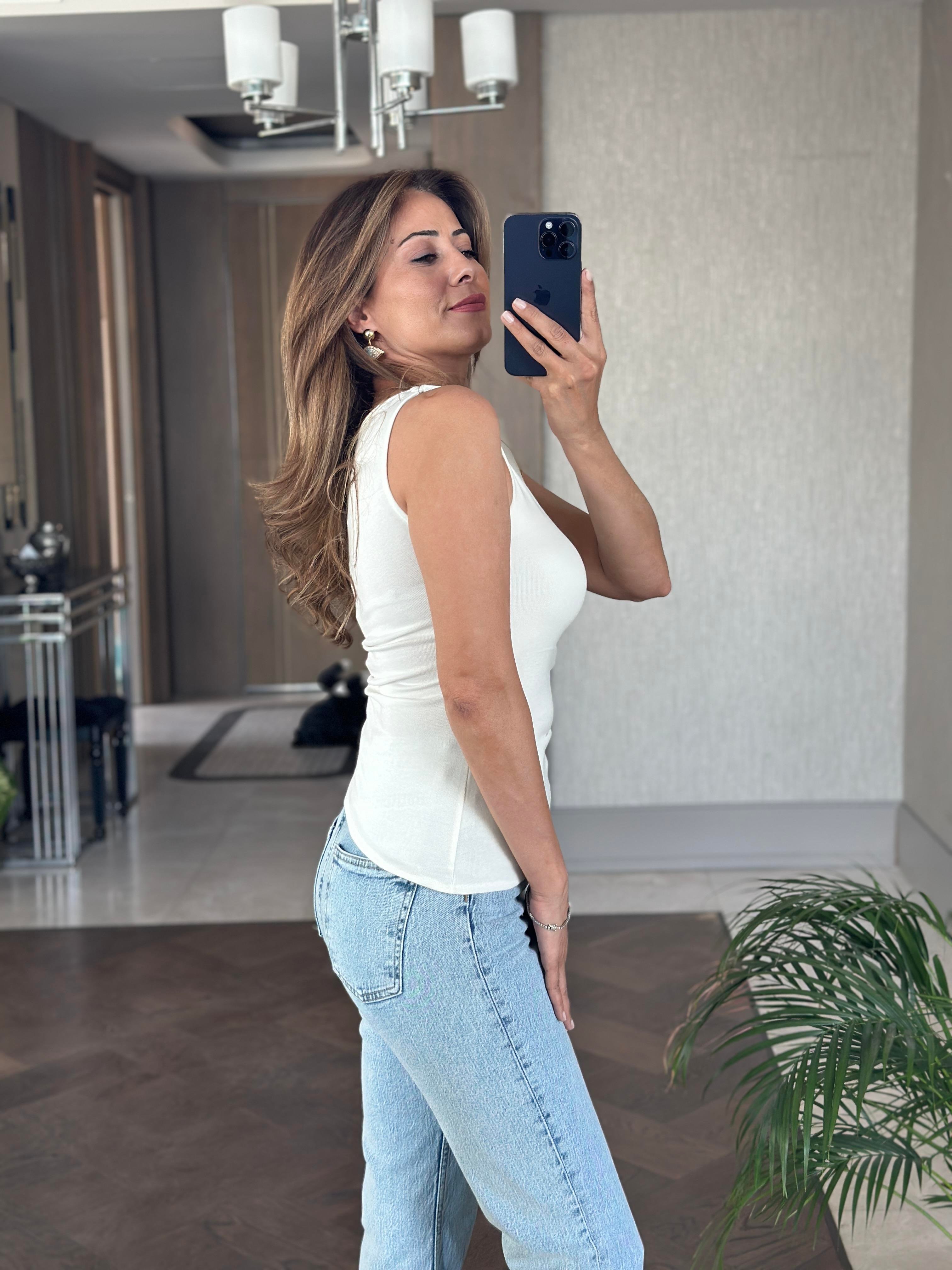 Beyaz Eteği Asimetrik Büzgülü Kayık Yaka Sıfır Kol Kadın Bluz