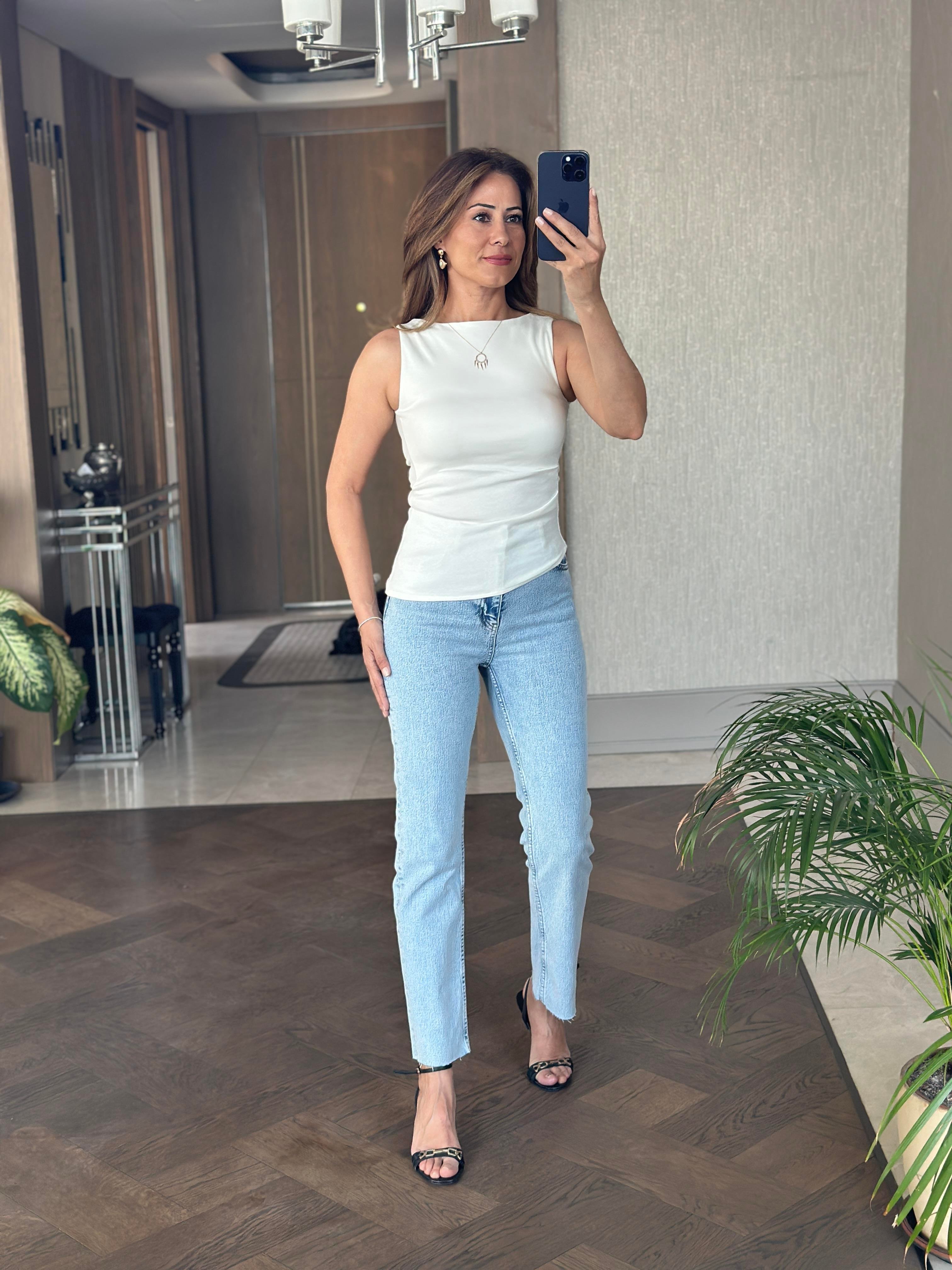 Beyaz Eteği Asimetrik Büzgülü Kayık Yaka Sıfır Kol Kadın Bluz