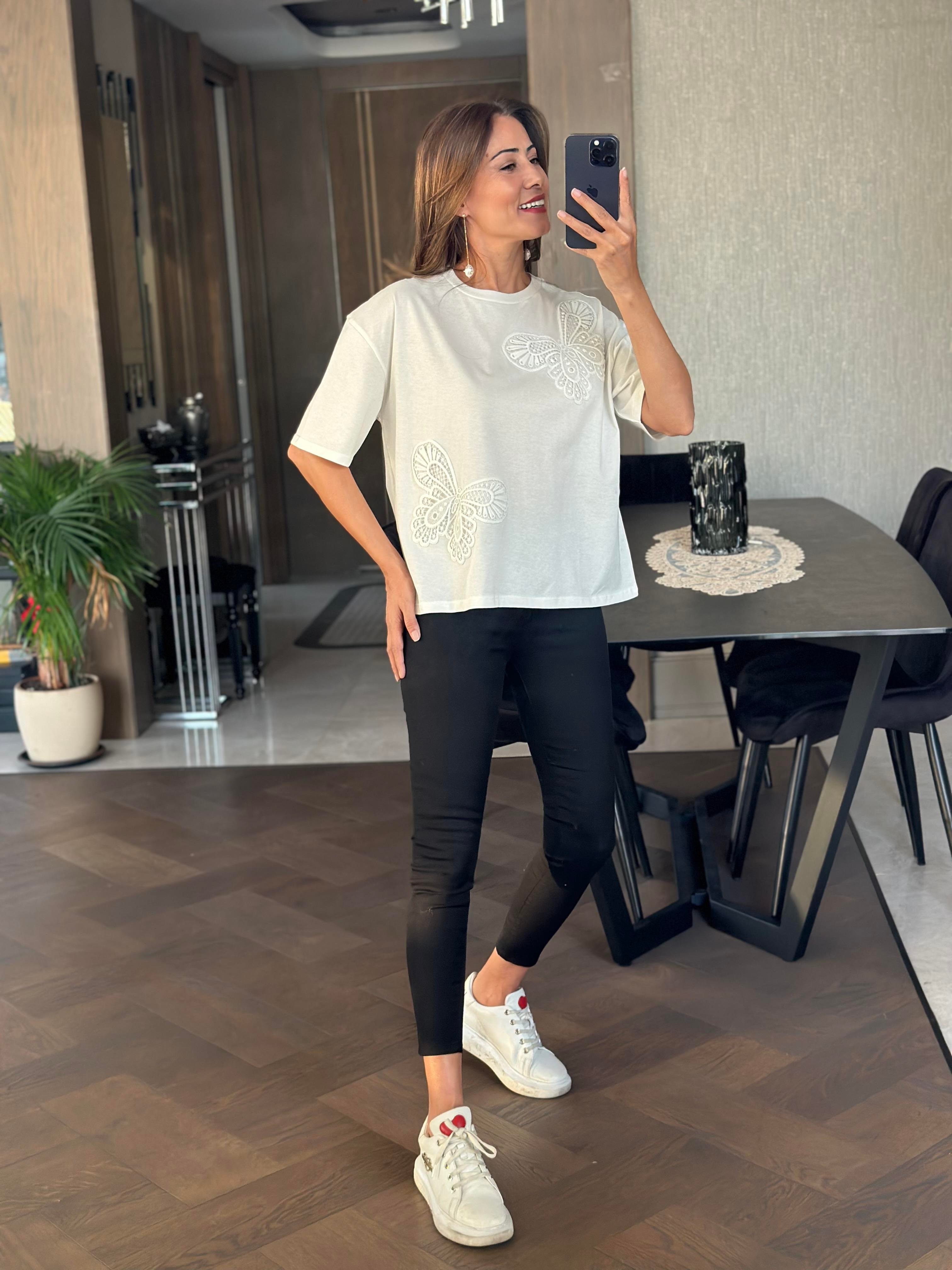 Beyaz İki Kelebek Güpür Detay Bisiklet Yaka Kadın T-shirt