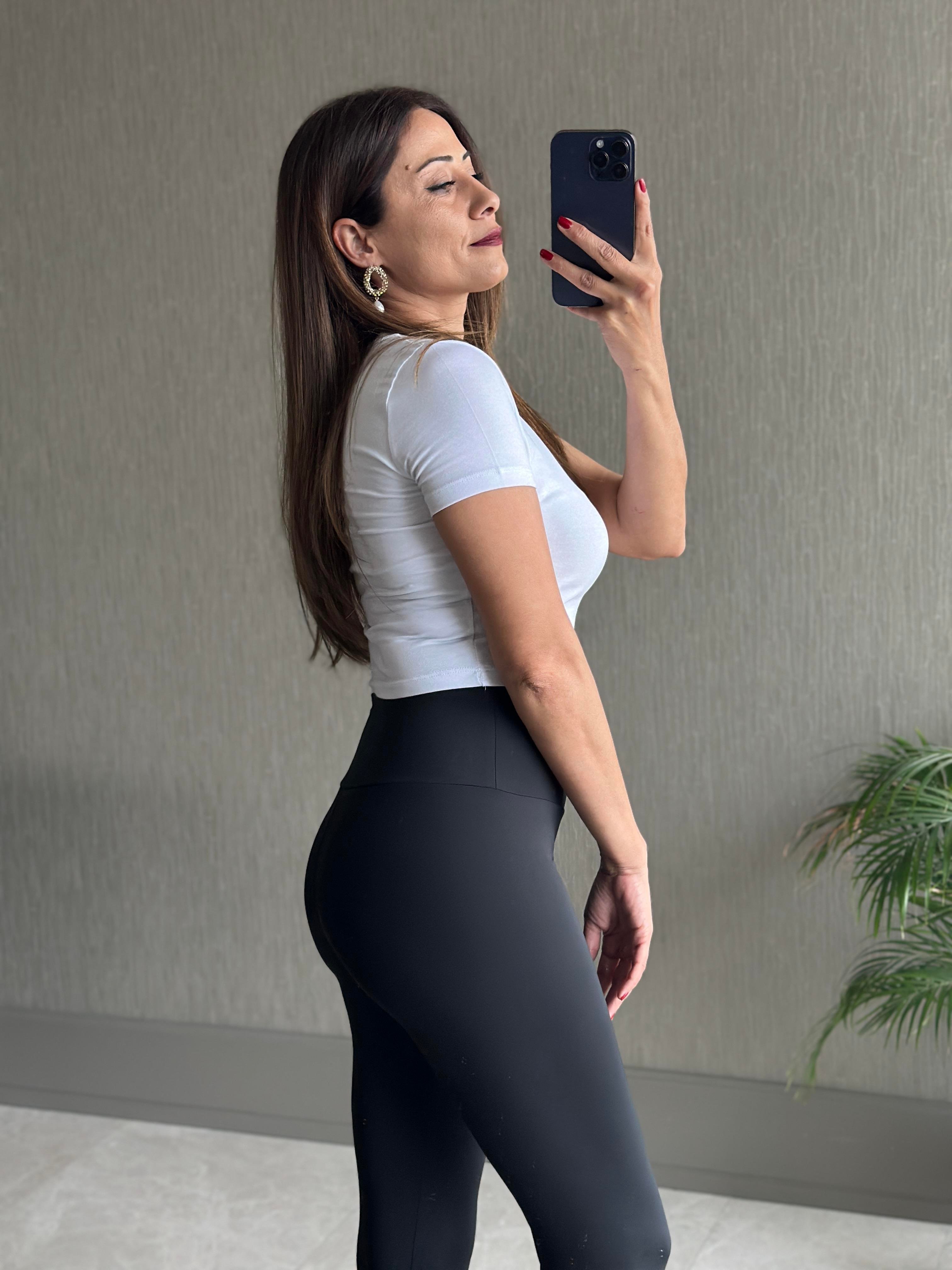 Beyaz Kabartma Logo Detaylı Kadın Crop T-Shirt 