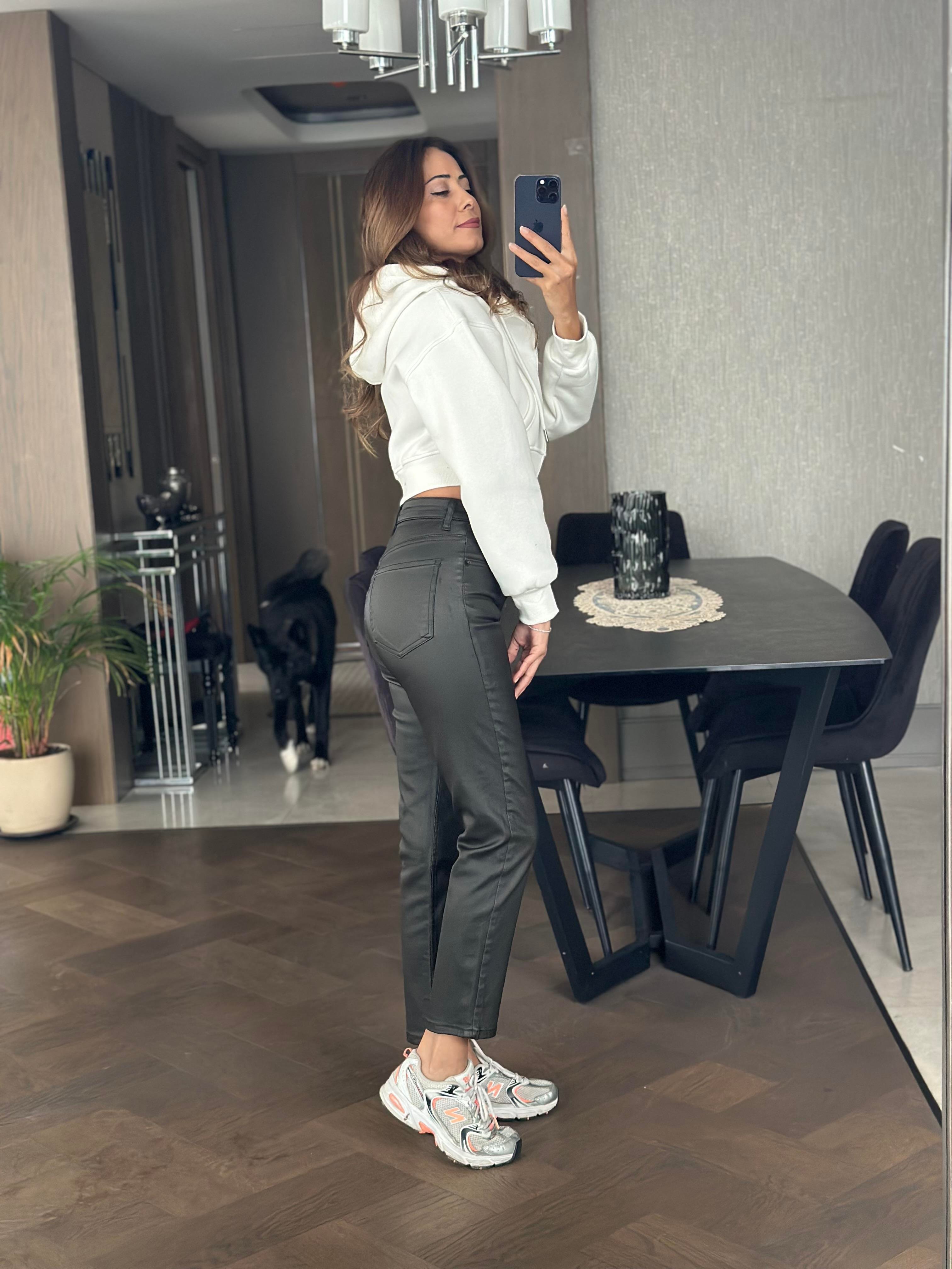 Beyaz Kanguru Cep Fermuarlı Kapüşonlu Kadın Crop Sweatshirt