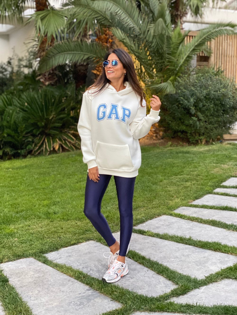 Beyaz Kapüşonlu Marka Baskılı Kadın Sweatshirt