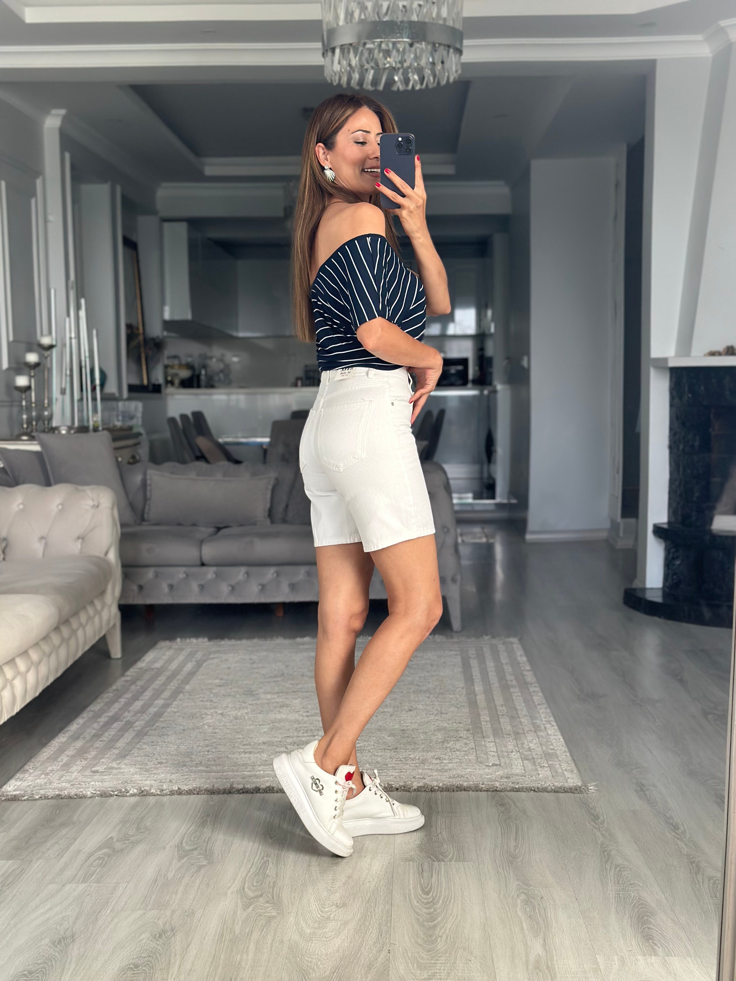 Beyaz Karol Cepli Düz Şehir Boy Kadın Jean Şort