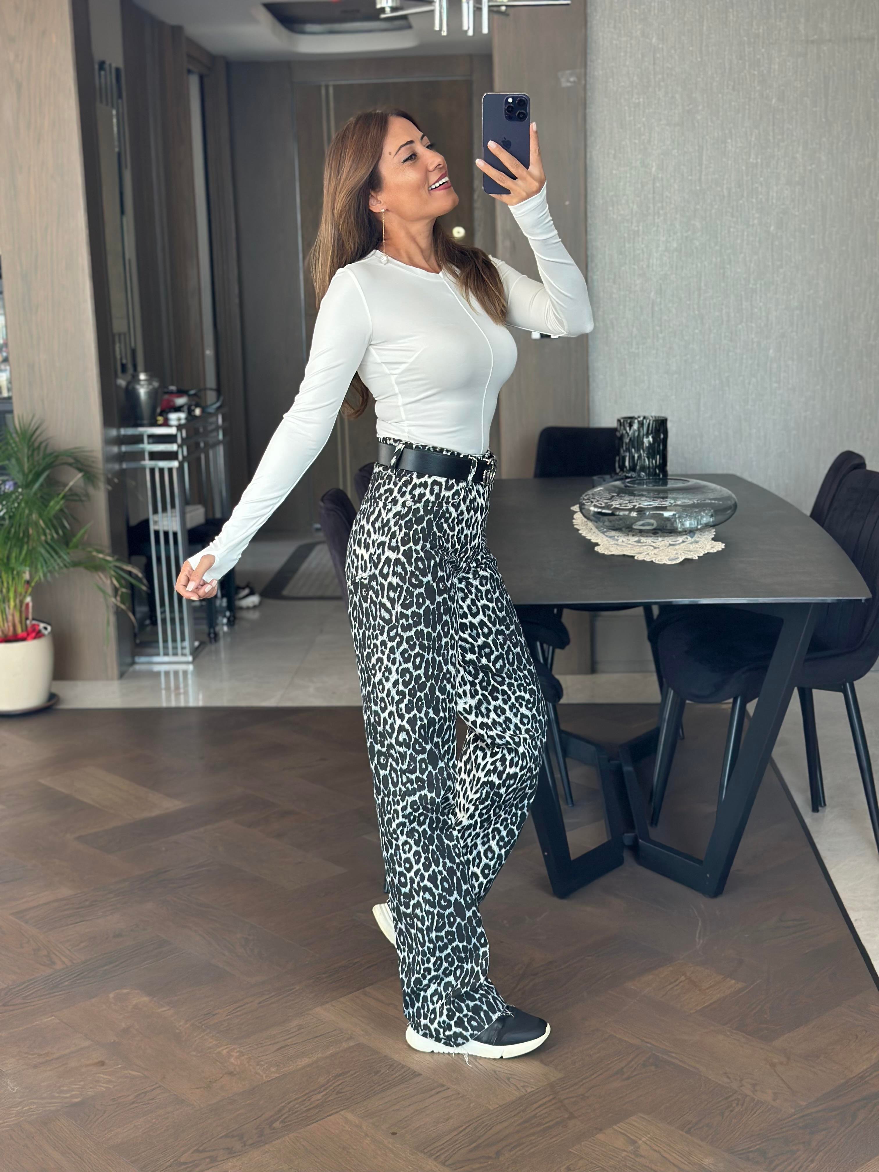 Beyaz Karol Parmak Geçmeli Bisiklet Yaka Önü Dikişli Uzun Kol Kadın Body
