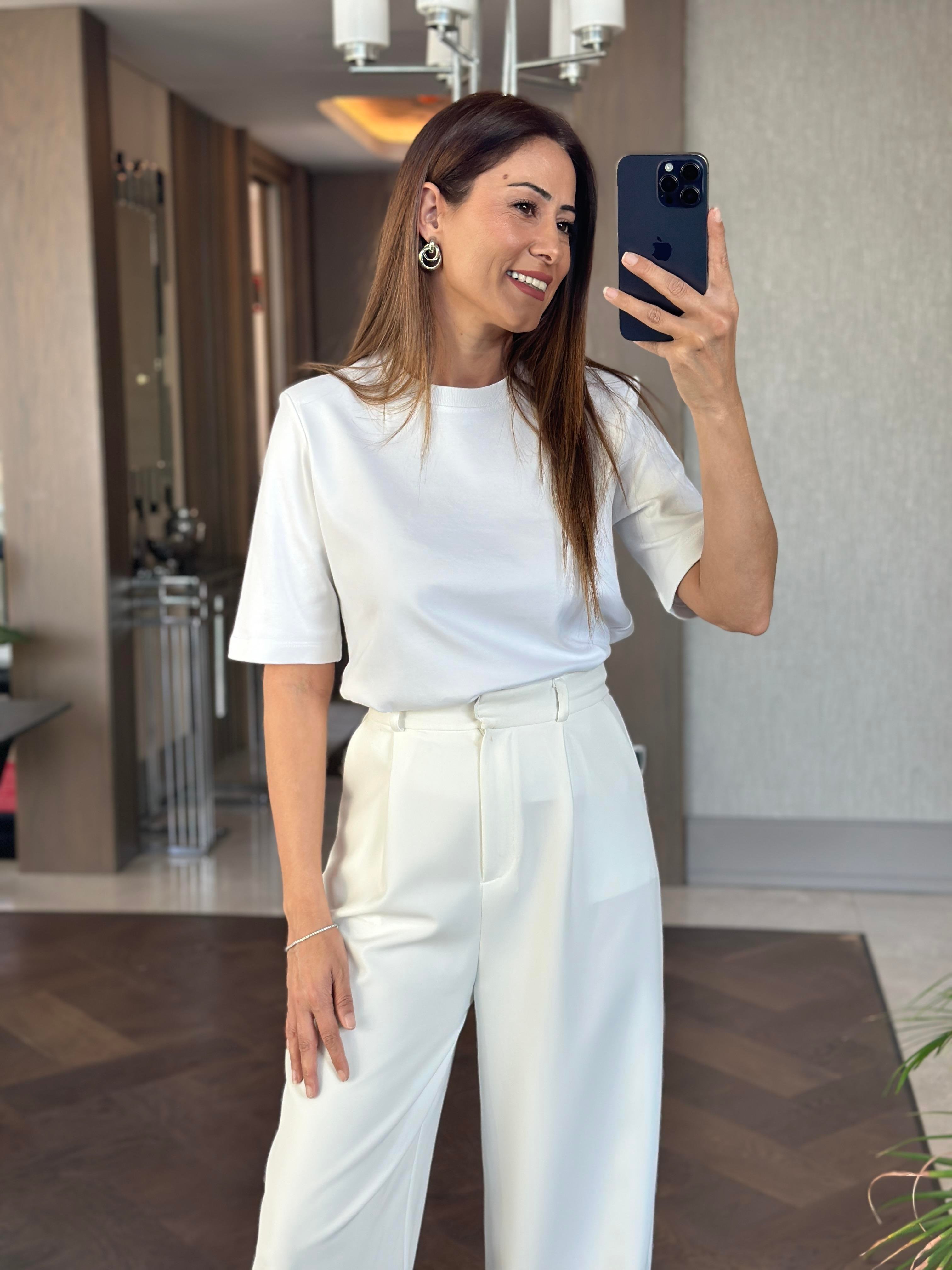 Beyaz Karol Vatkalı Yakası Ribanalı Kısa Kol Kadın T-Shirt