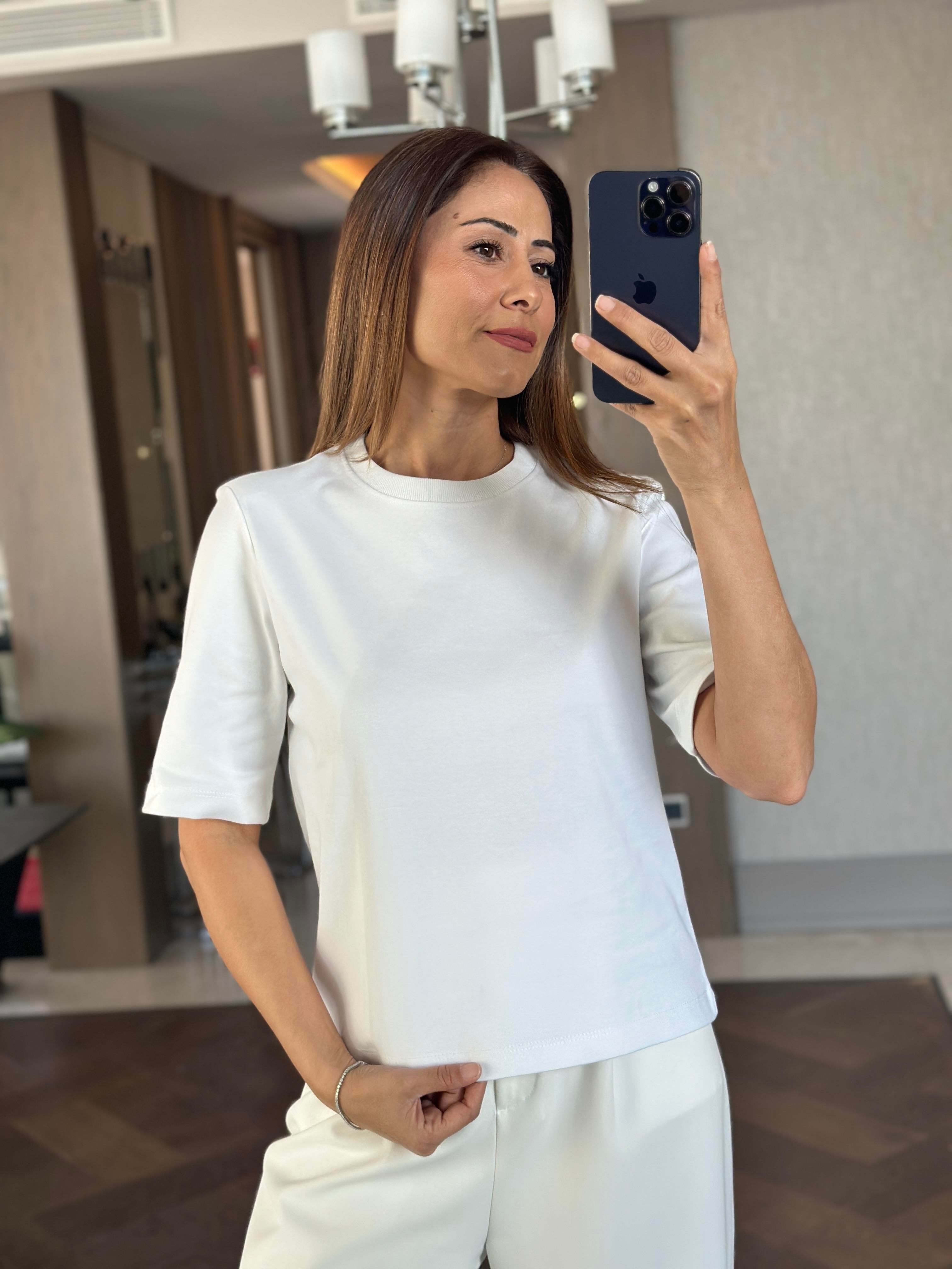 Beyaz Karol Vatkalı Yakası Ribanalı Kısa Kol Kadın T-Shirt