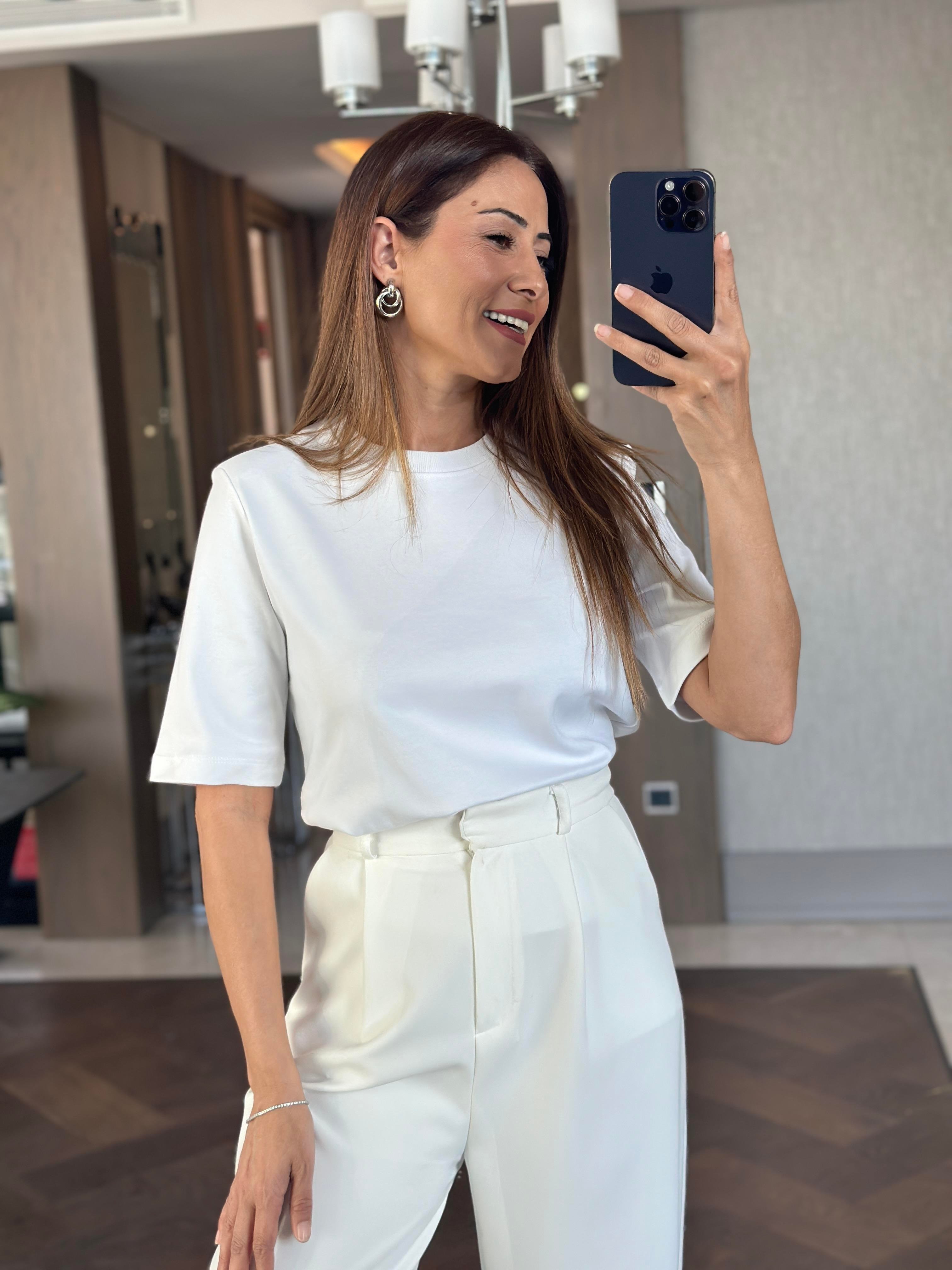 Beyaz Karol Vatkalı Yakası Ribanalı Kısa Kol Kadın T-Shirt