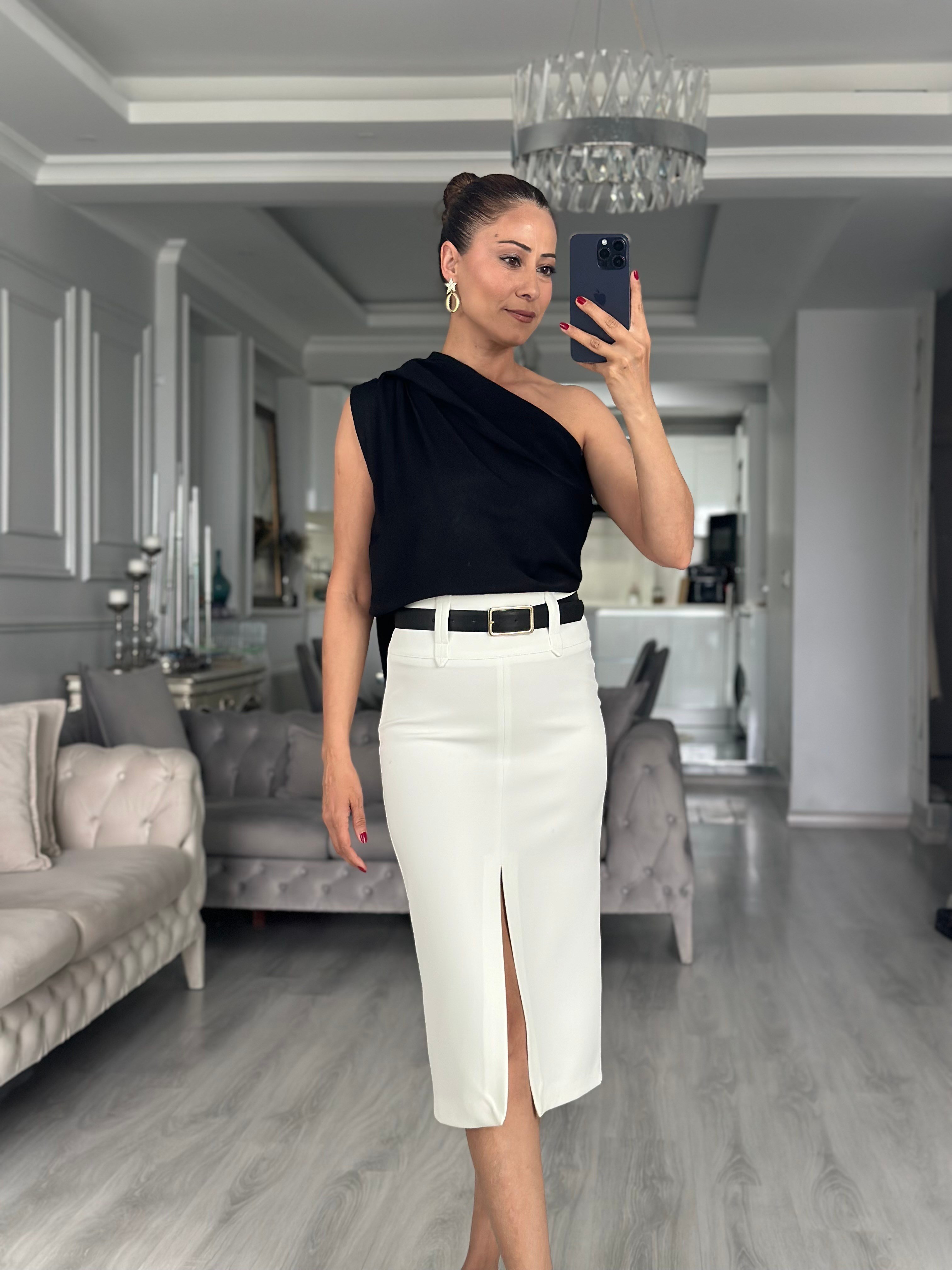 Beyaz Kemerli Önden Yırtmaçlı Midi Boy Kadın Etek