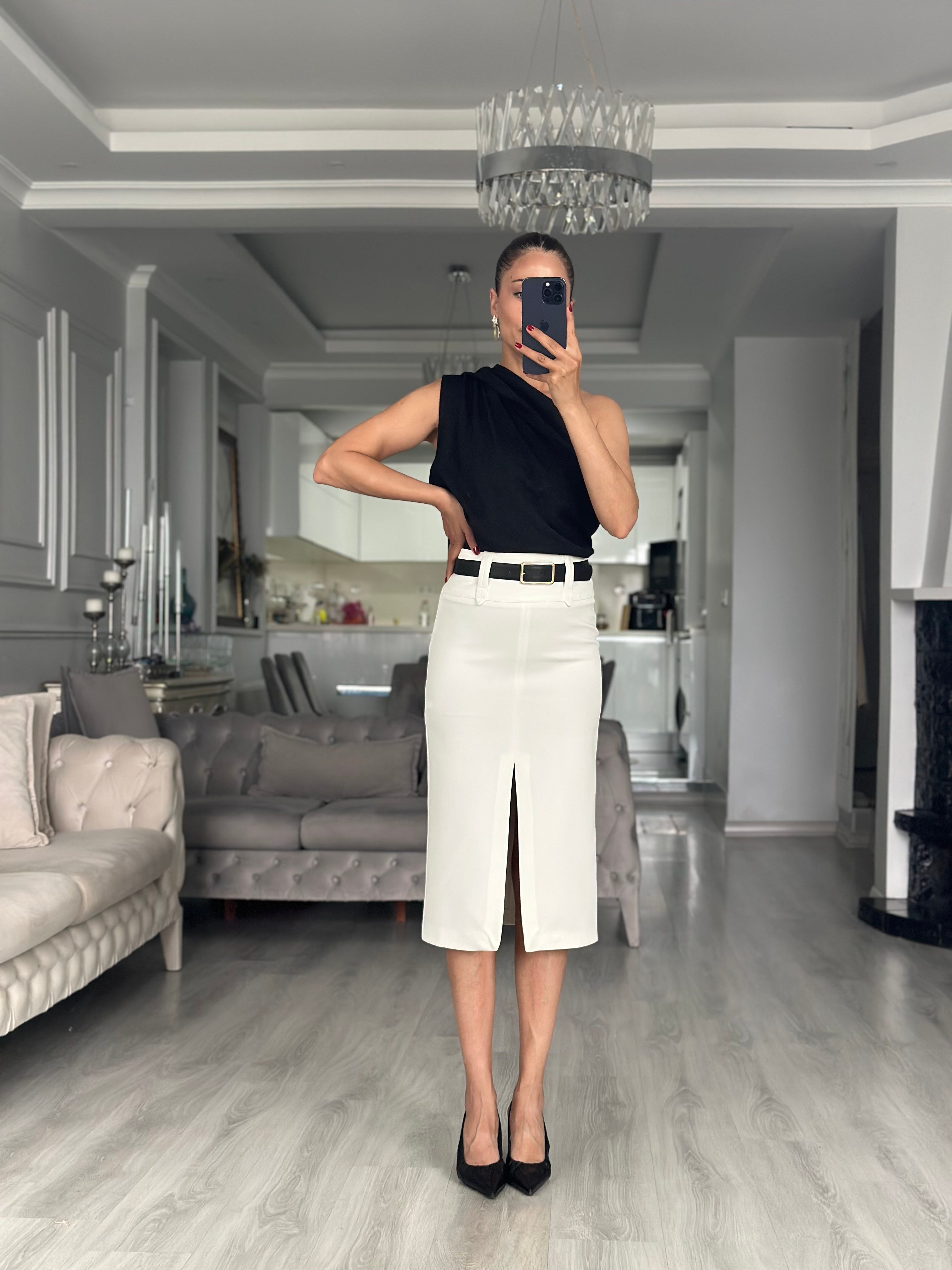 Beyaz Kemerli Önden Yırtmaçlı Midi Boy Kadın Etek