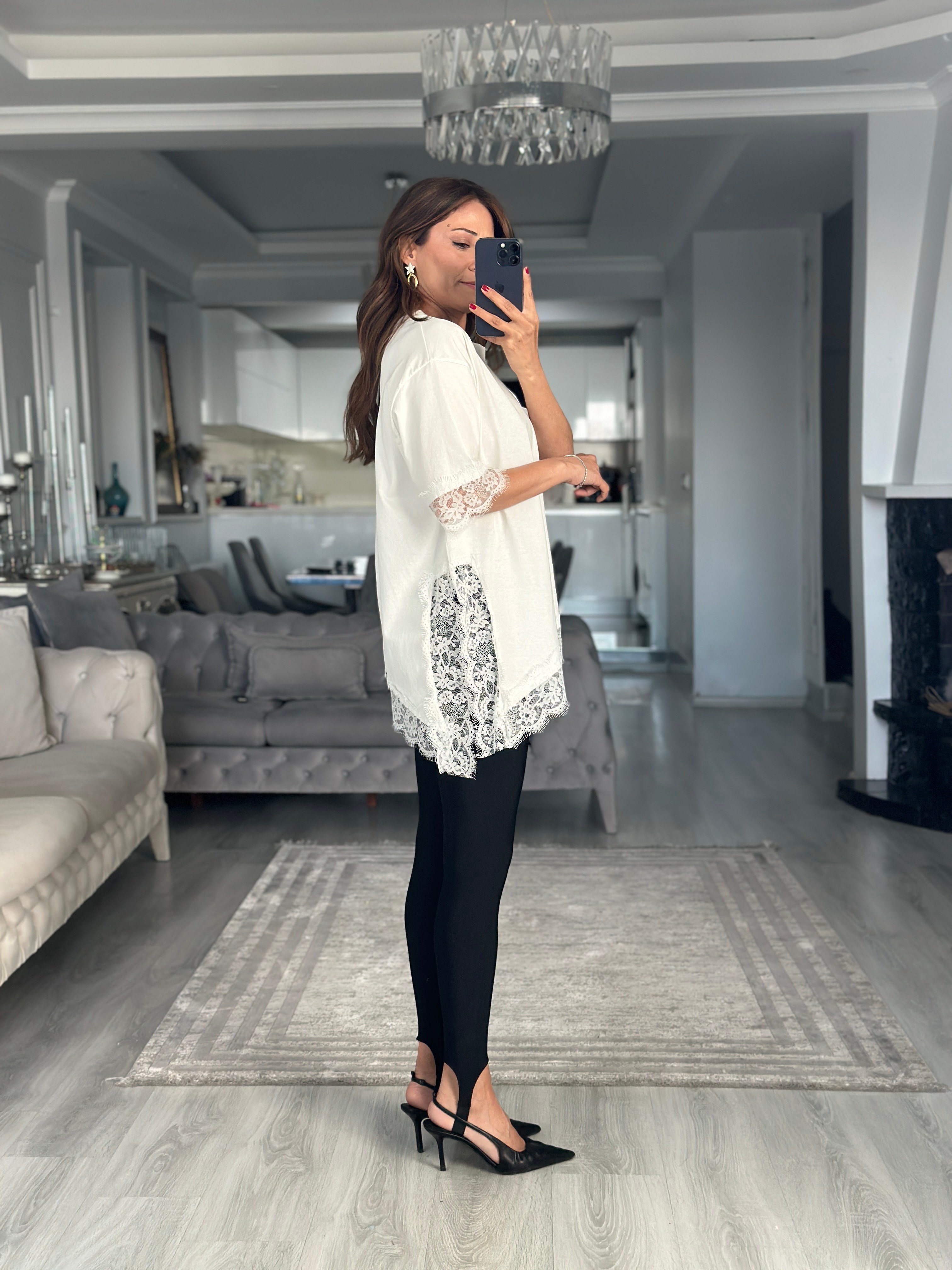Beyaz Kolu Ve Eteği Dantelli Asimetrik Kadın T-Shirt