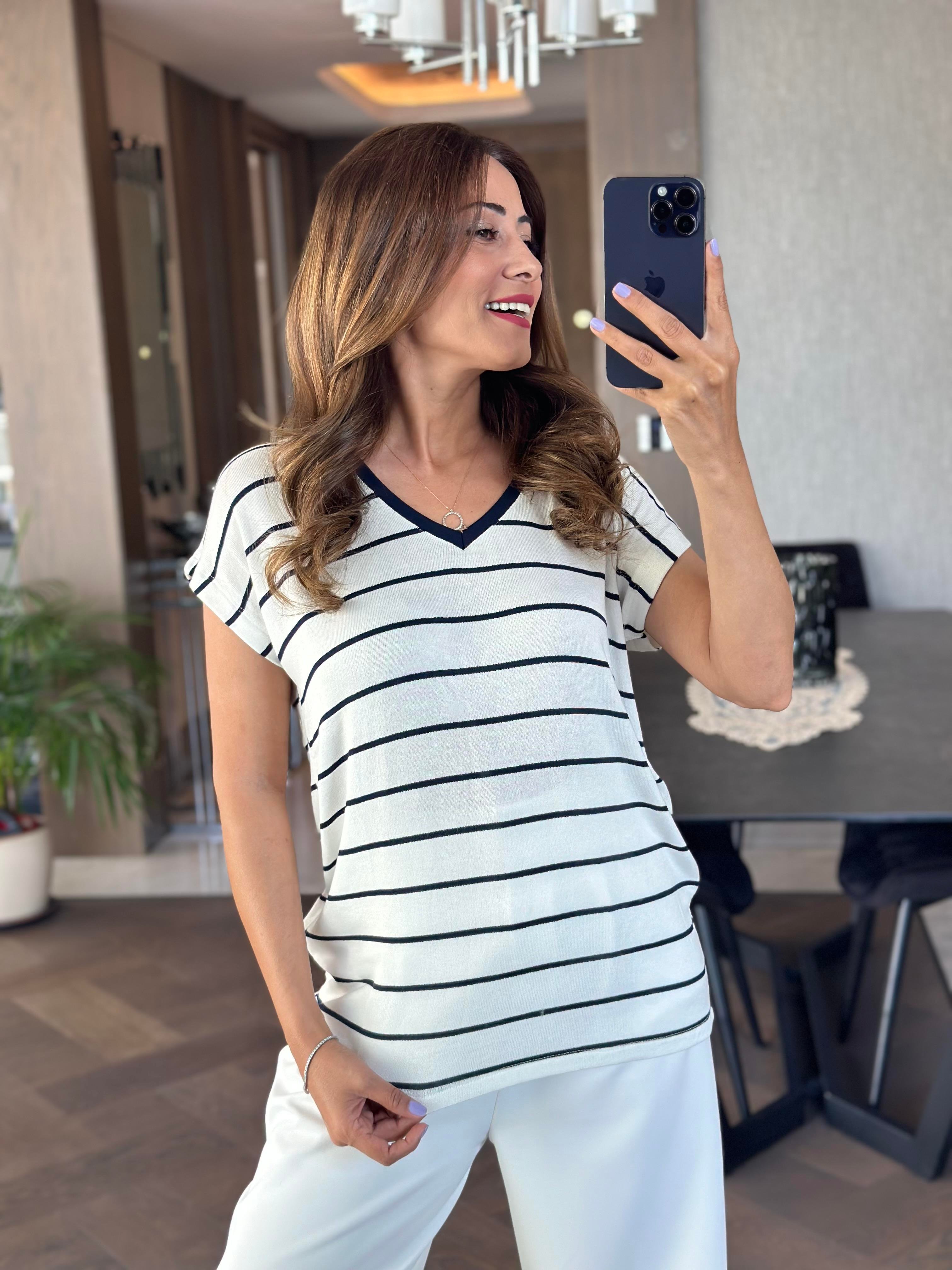 Beyaz Lacivert Çizgili V Yaka Kısa Yarasa Kol Merserize Kadın T-Shirt