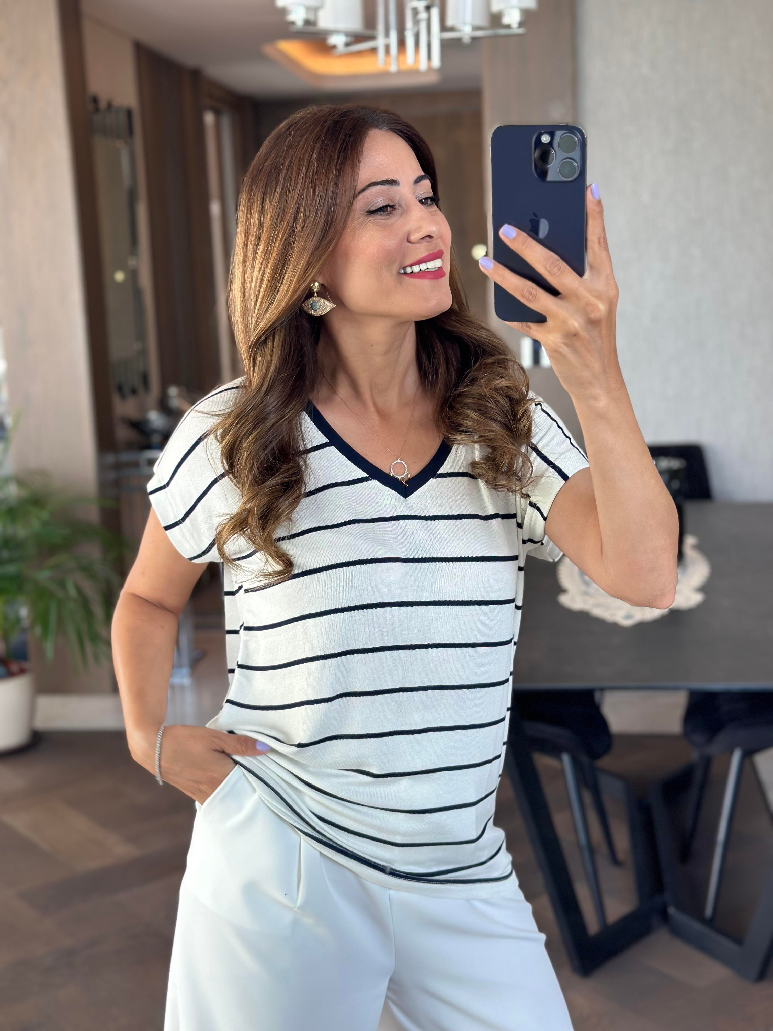Beyaz Lacivert Çizgili V Yaka Kısa Yarasa Kol Merserize Kadın T-Shirt
