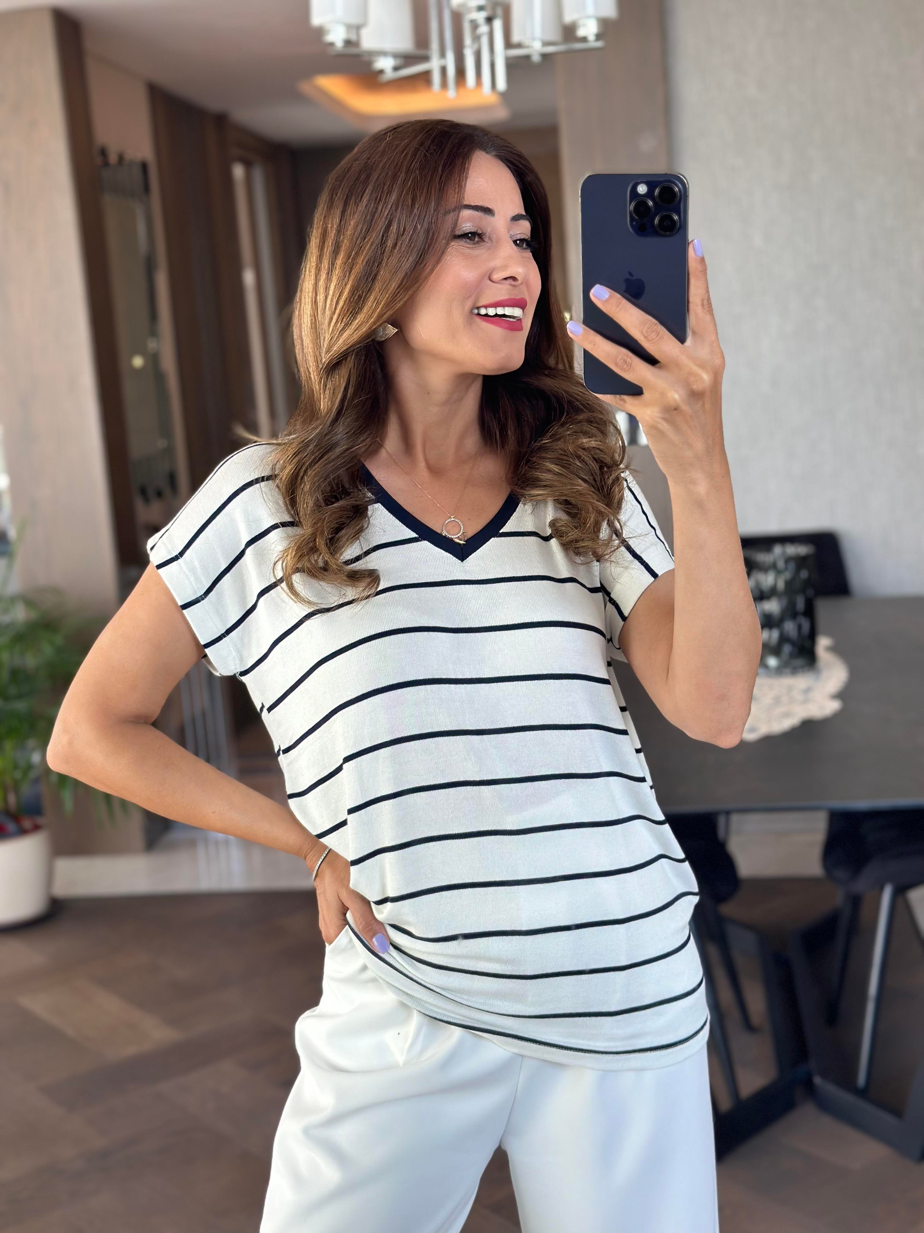 Beyaz Lacivert Çizgili V Yaka Kısa Yarasa Kol Merserize Kadın T-Shirt