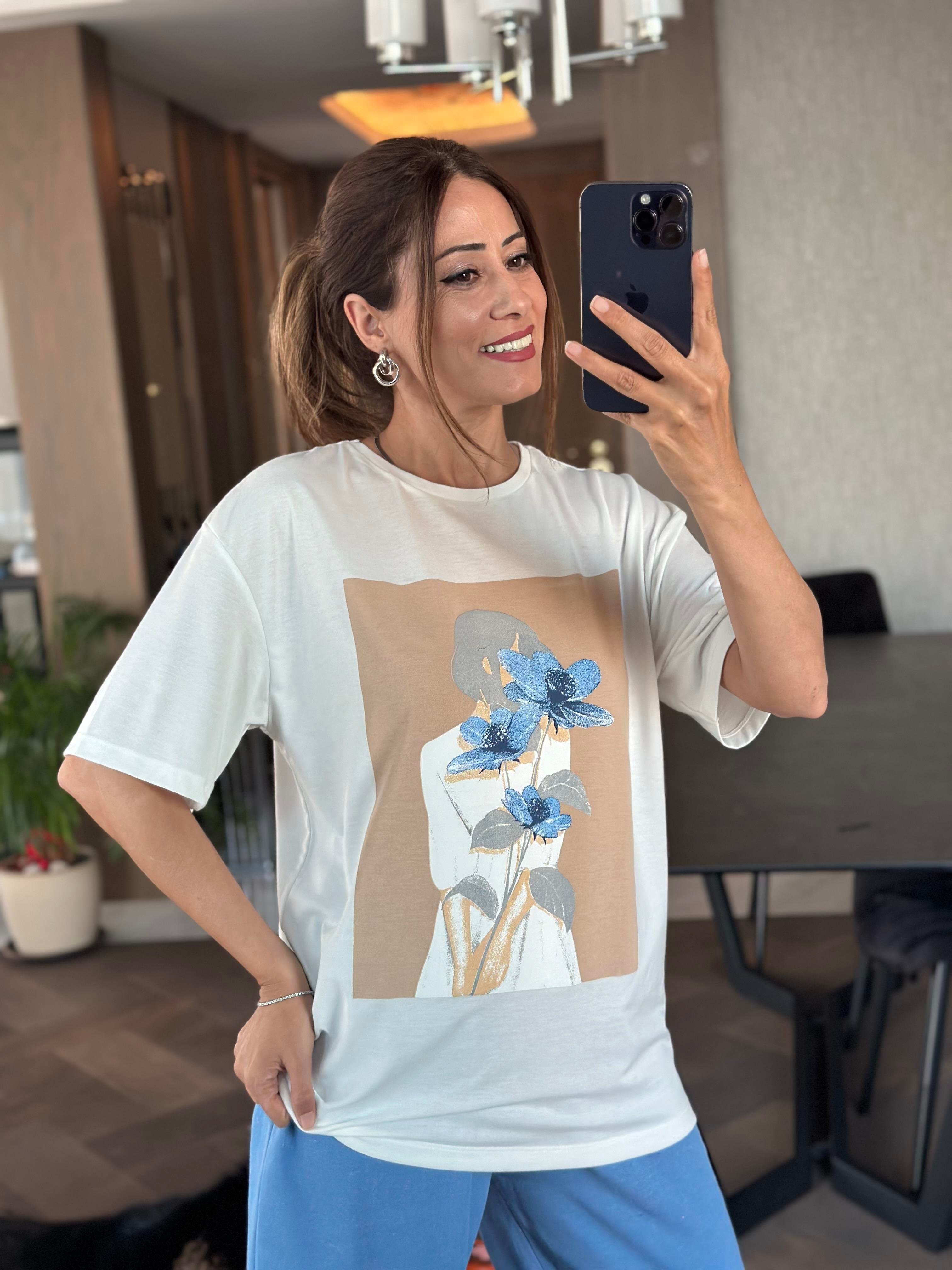 Beyaz Mavi Çiçek Baskılı Bisiklet Yaka Kadın T-Shirt