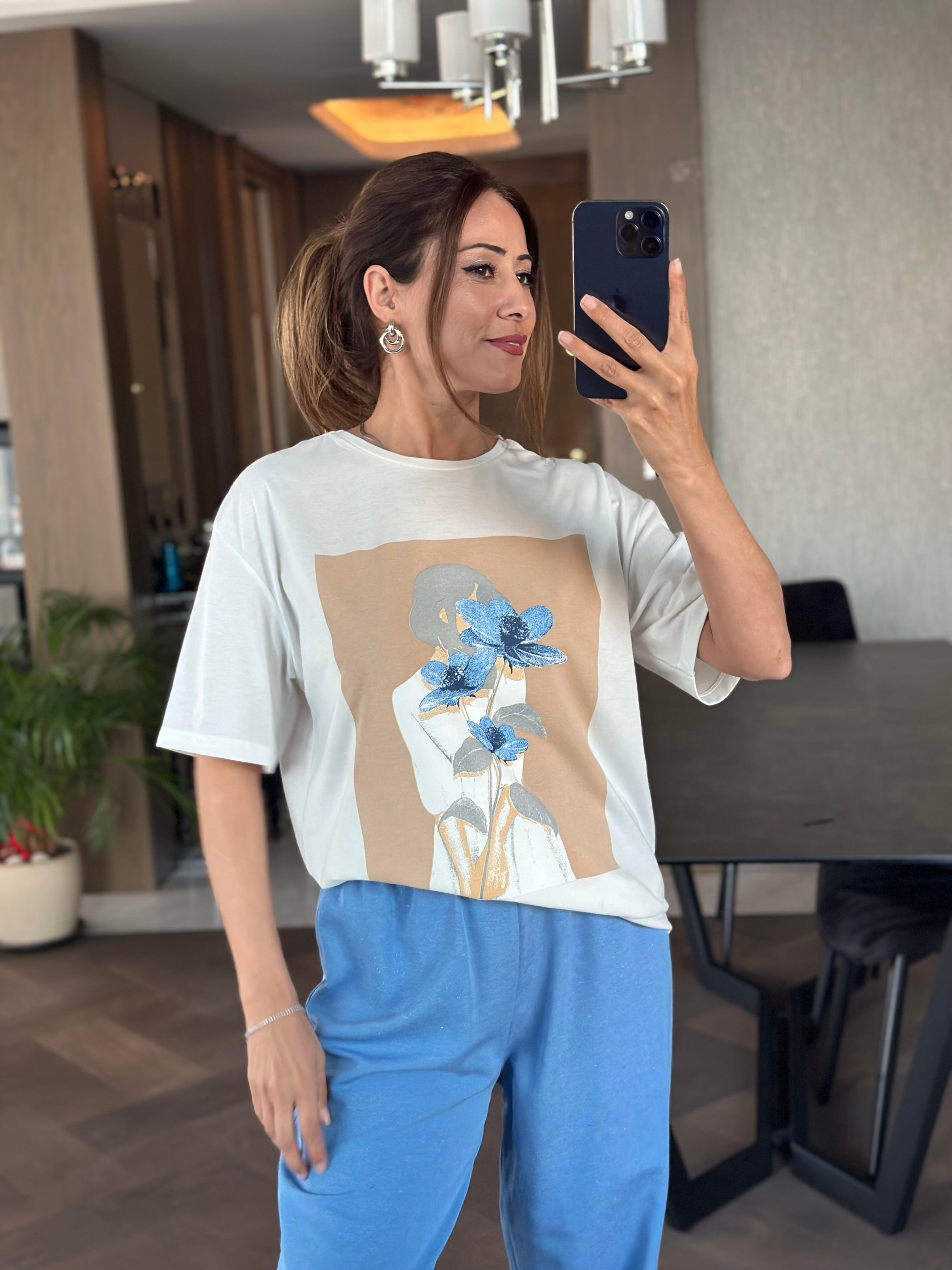 Beyaz Mavi Çiçek Baskılı Bisiklet Yaka Kadın T-Shirt