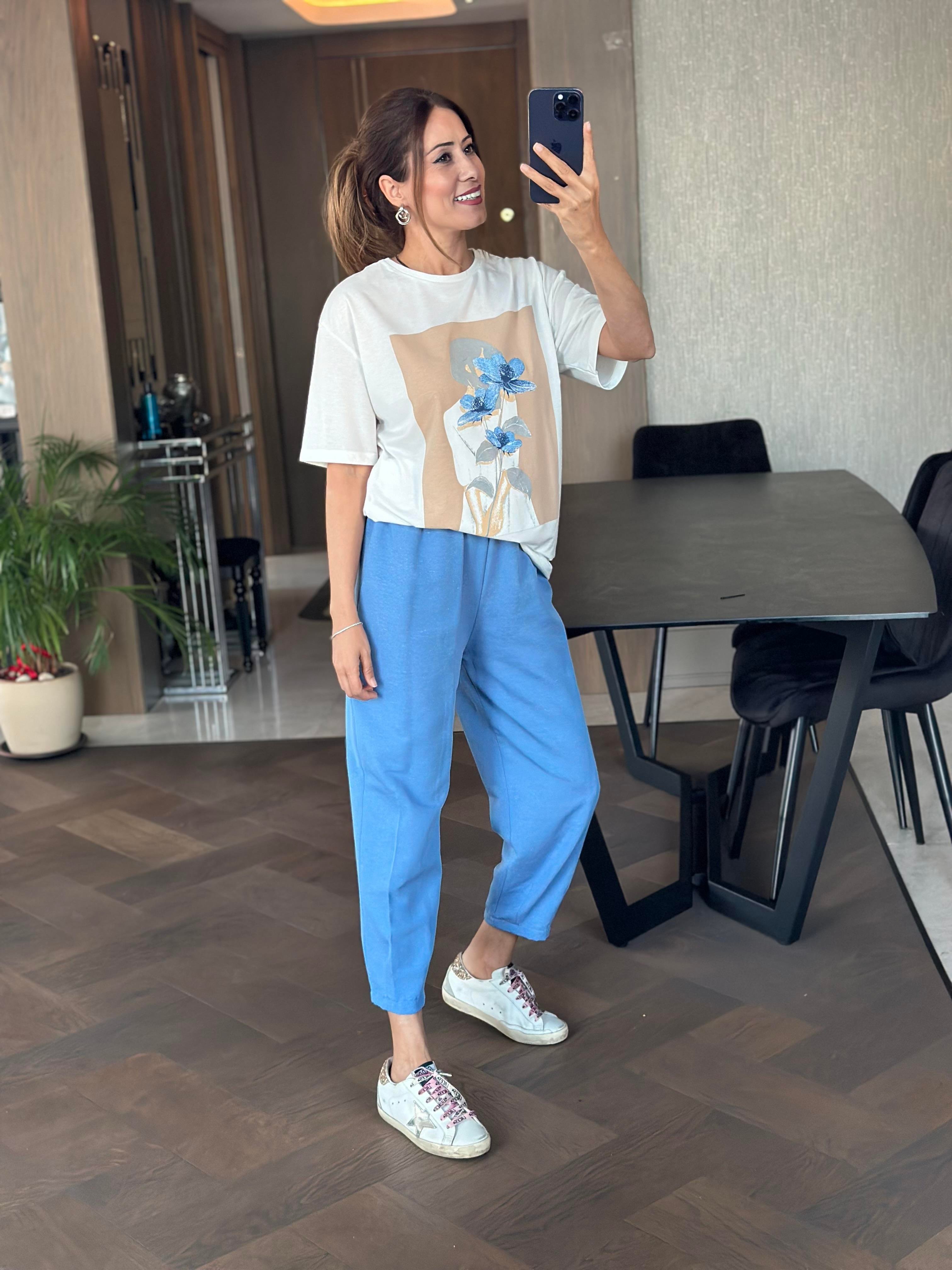 Beyaz Mavi Çiçek Baskılı Bisiklet Yaka Kadın T-Shirt