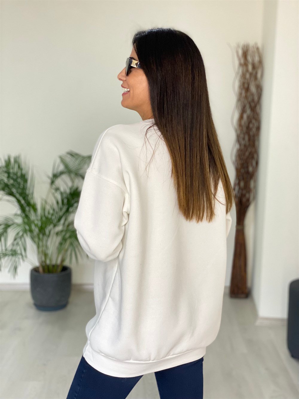 Beyaz Miav Bakılı Bisiklet Yaka Basic Kadın Sweatshirt