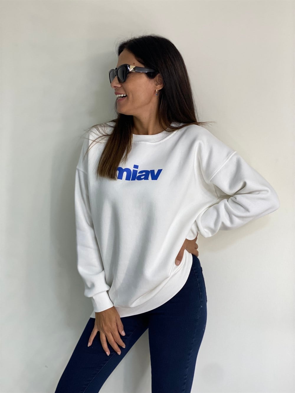 Beyaz Miav Bakılı Bisiklet Yaka Basic Kadın Sweatshirt