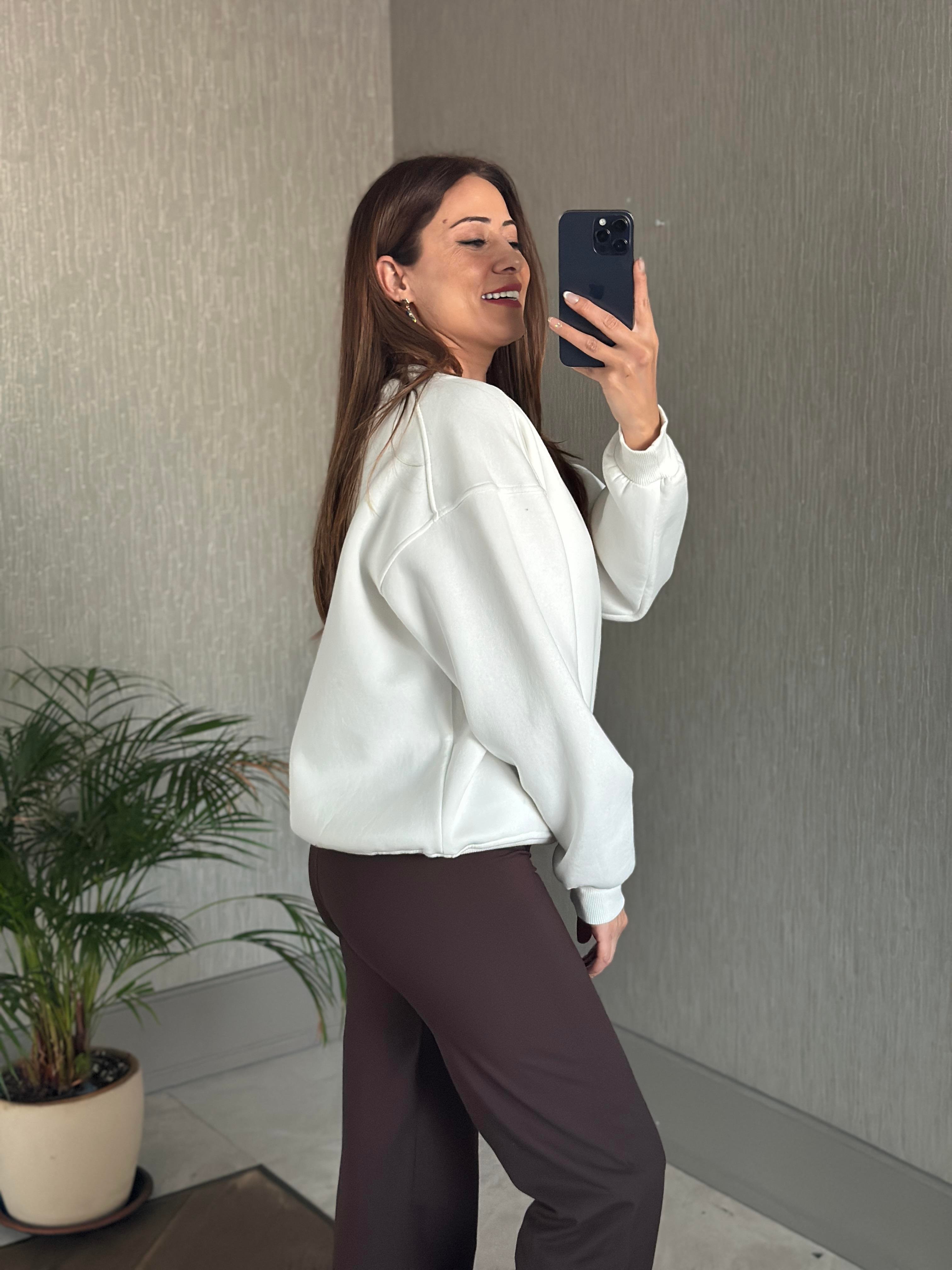 Beyaz Omzu Dikiş Detaylı Bisiklet Yaka Şardonlu Kadın Sweatshirt