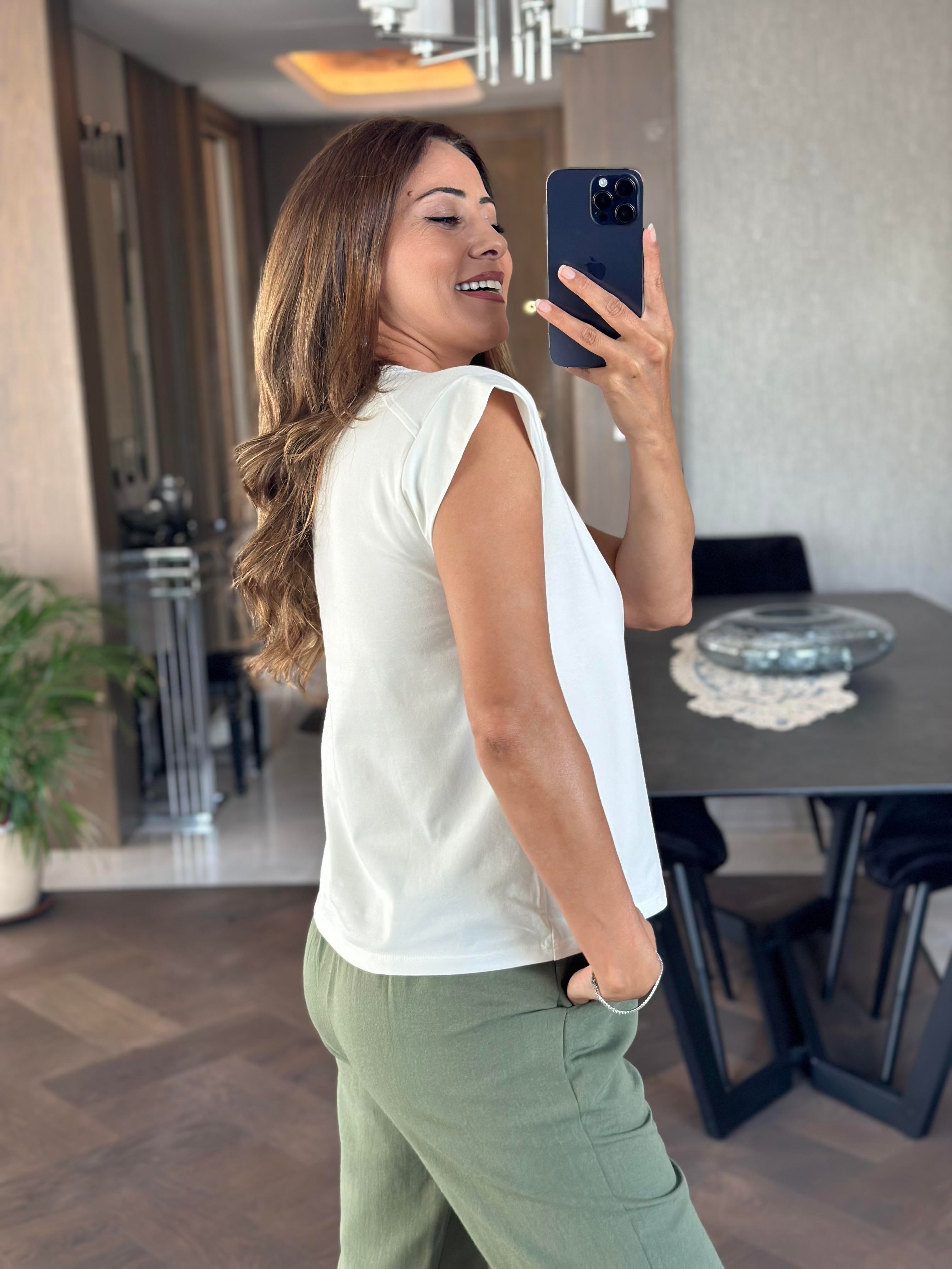 Beyaz Omzu Dikişli Vatka Görünümlü Kadın T-Shirt