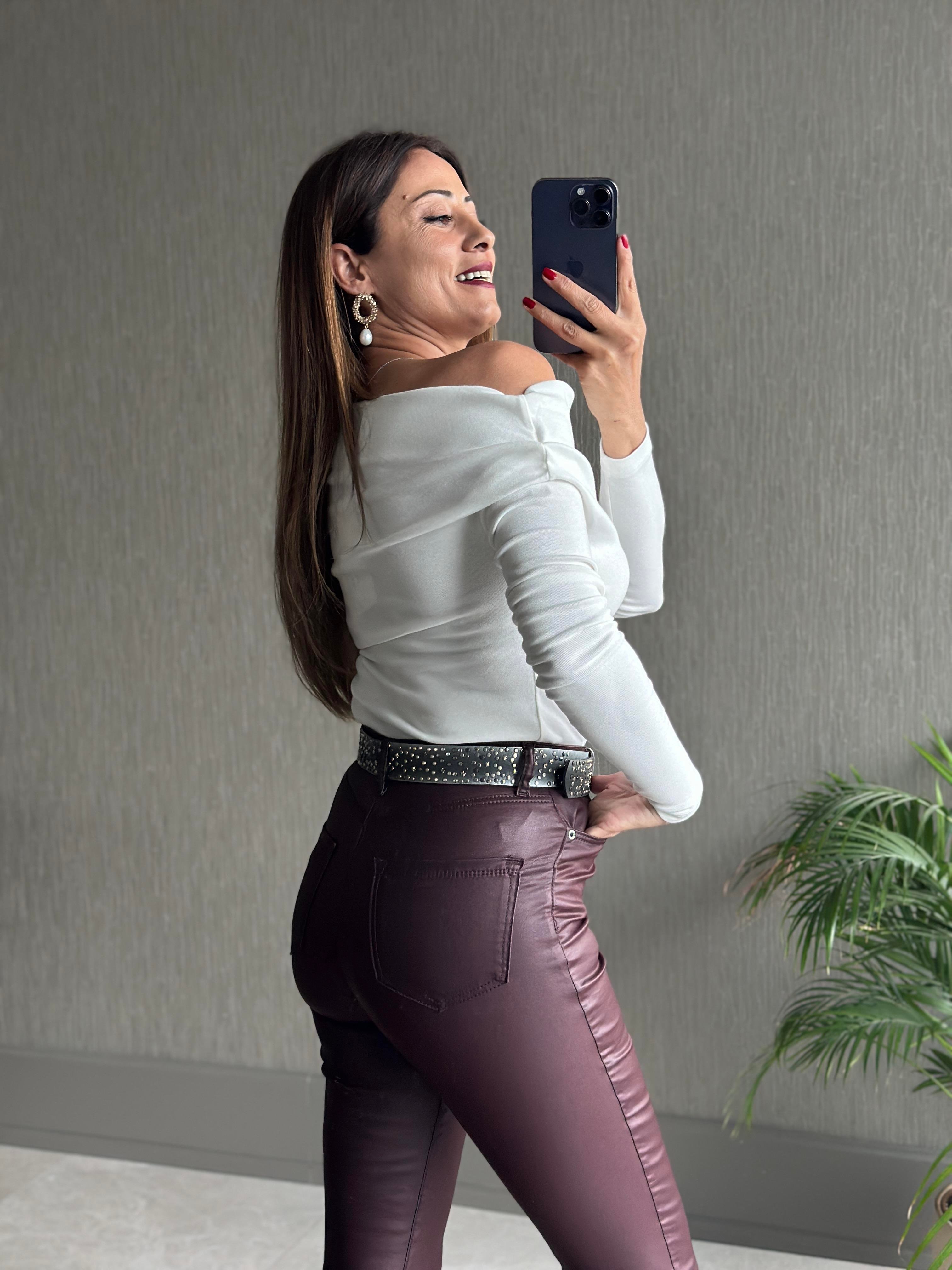 Beyaz Omzu Pileli  Madonna Yaka Uzun Kol Kadın Body