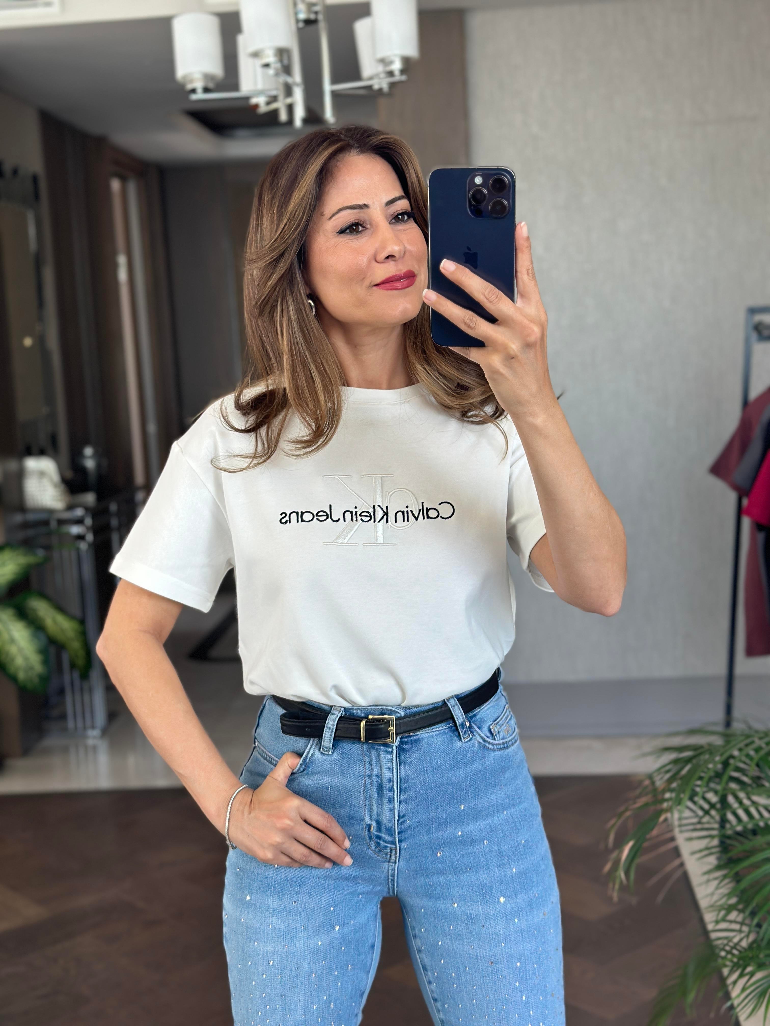 Beyaz Önü Kabartma Yazı Nakışlı Bisiklet Yaka Kısa Kol Kadın T-Shirt