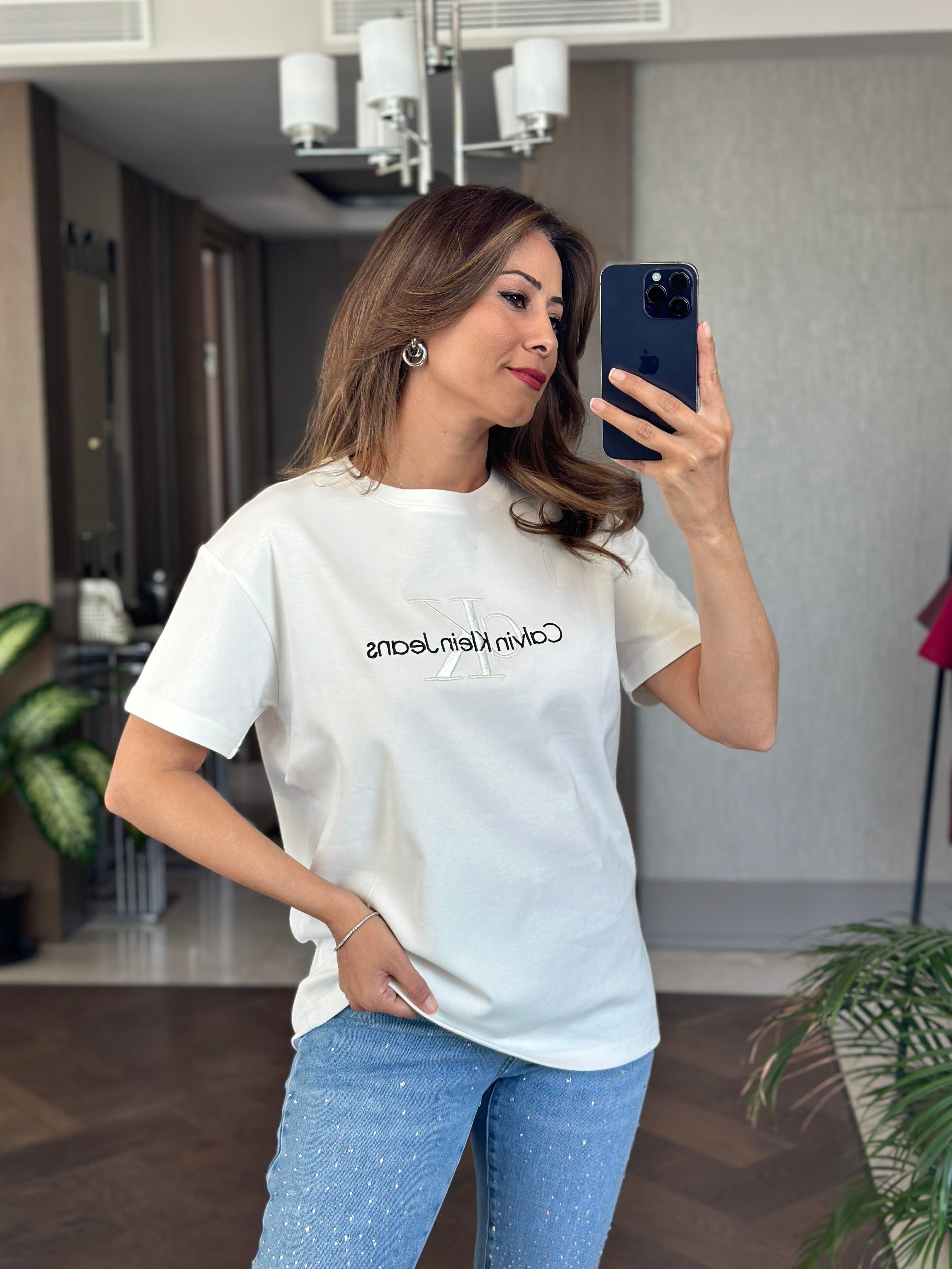 Beyaz Önü Kabartma Yazı Nakışlı Bisiklet Yaka Kısa Kol Kadın T-Shirt