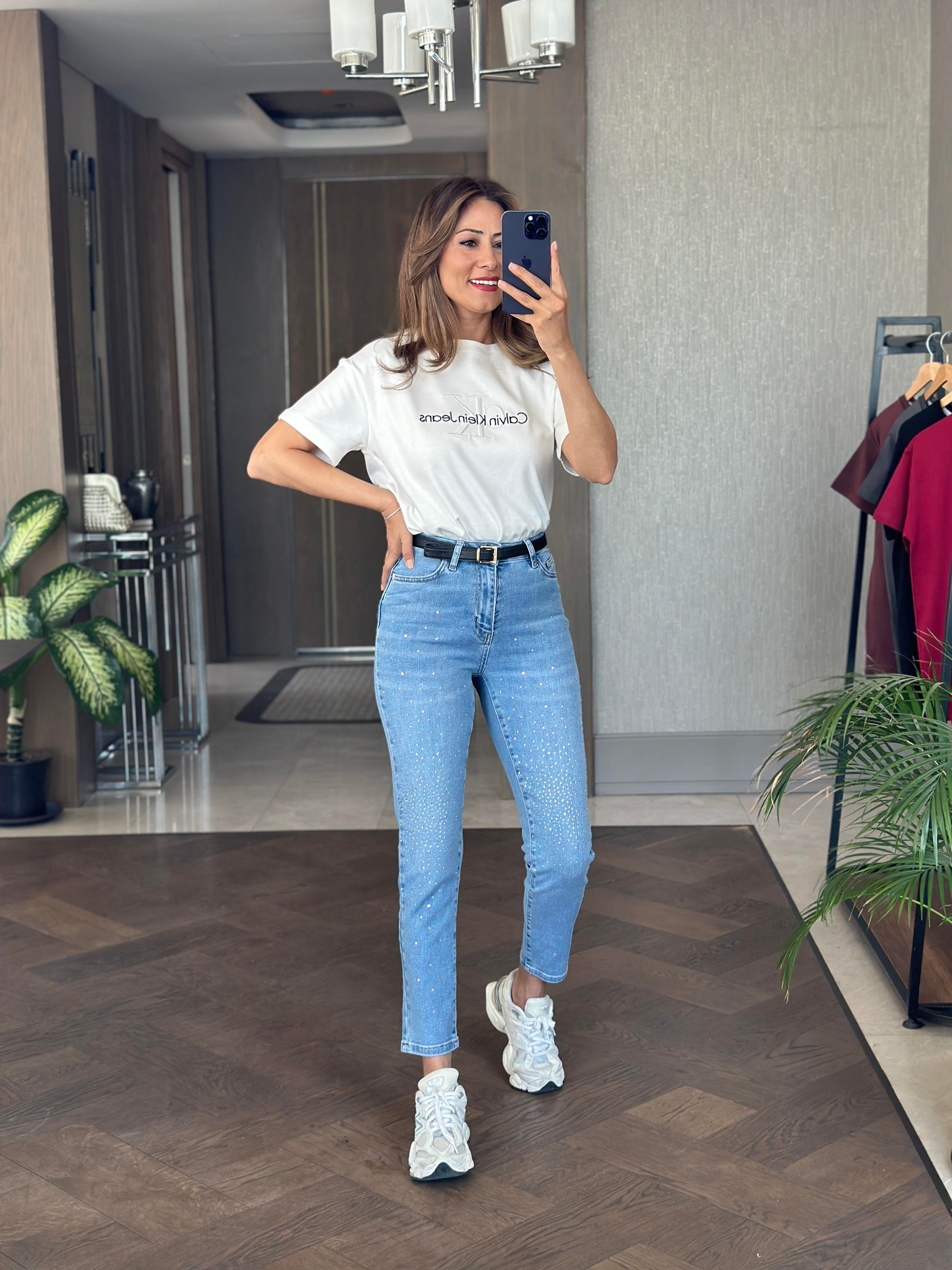 Beyaz Önü Kabartma Yazı Nakışlı Bisiklet Yaka Kısa Kol Kadın T-Shirt