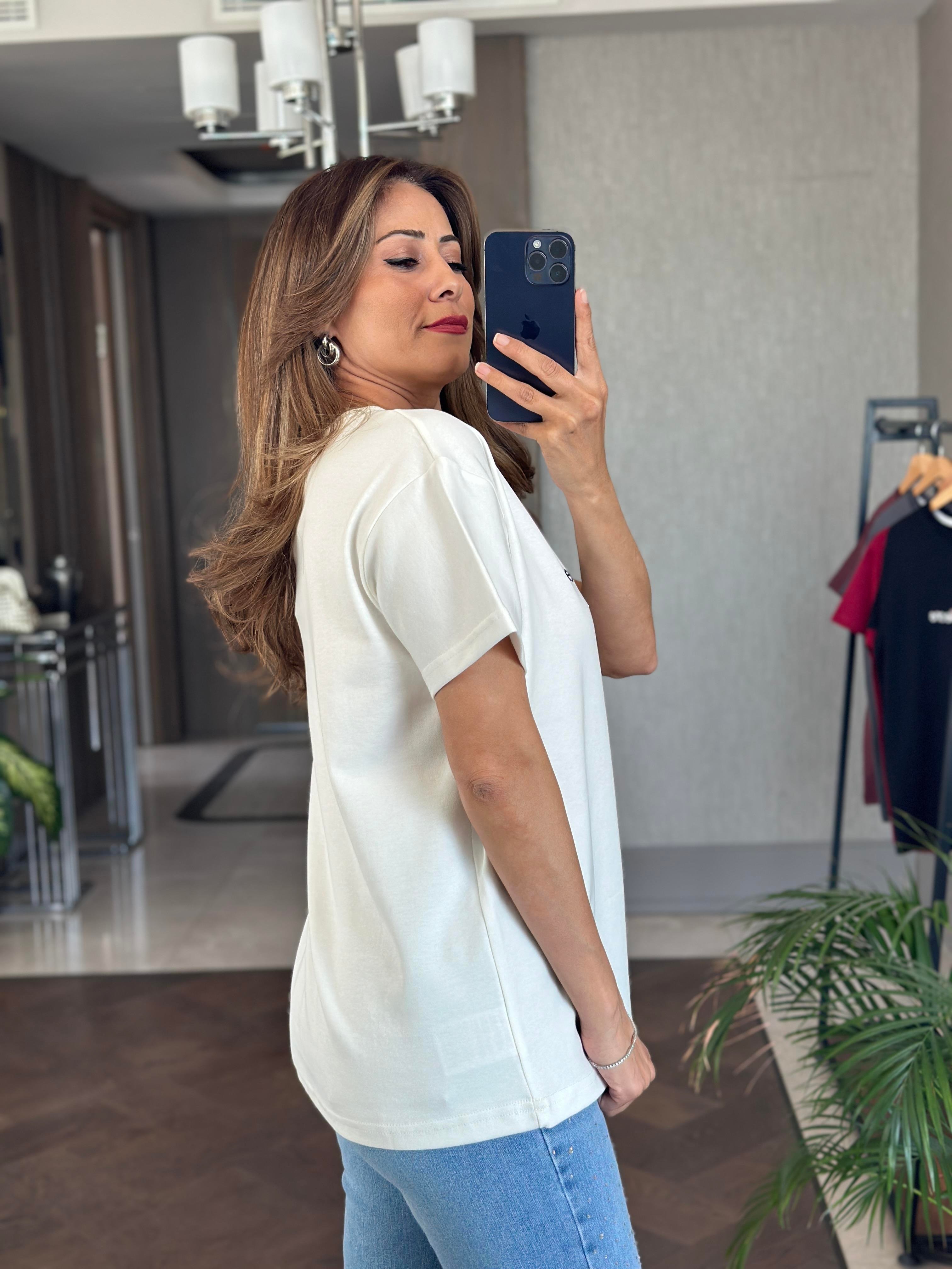 Beyaz Önü Kabartma Yazı Nakışlı Bisiklet Yaka Kısa Kol Kadın T-Shirt