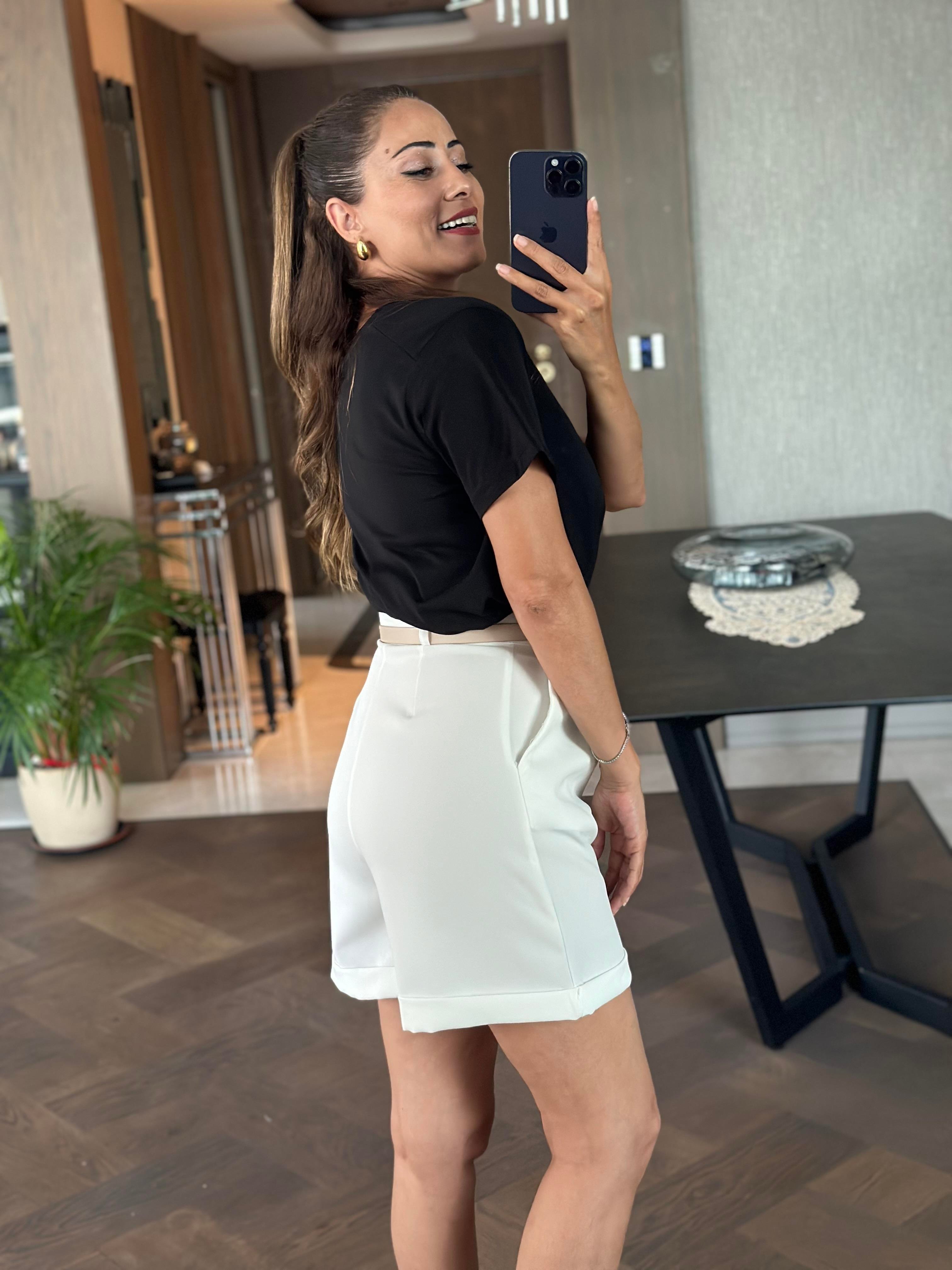 Beyaz Orjinal Marka Kemerli Cepli Atlas Kumaş Kadın Şort