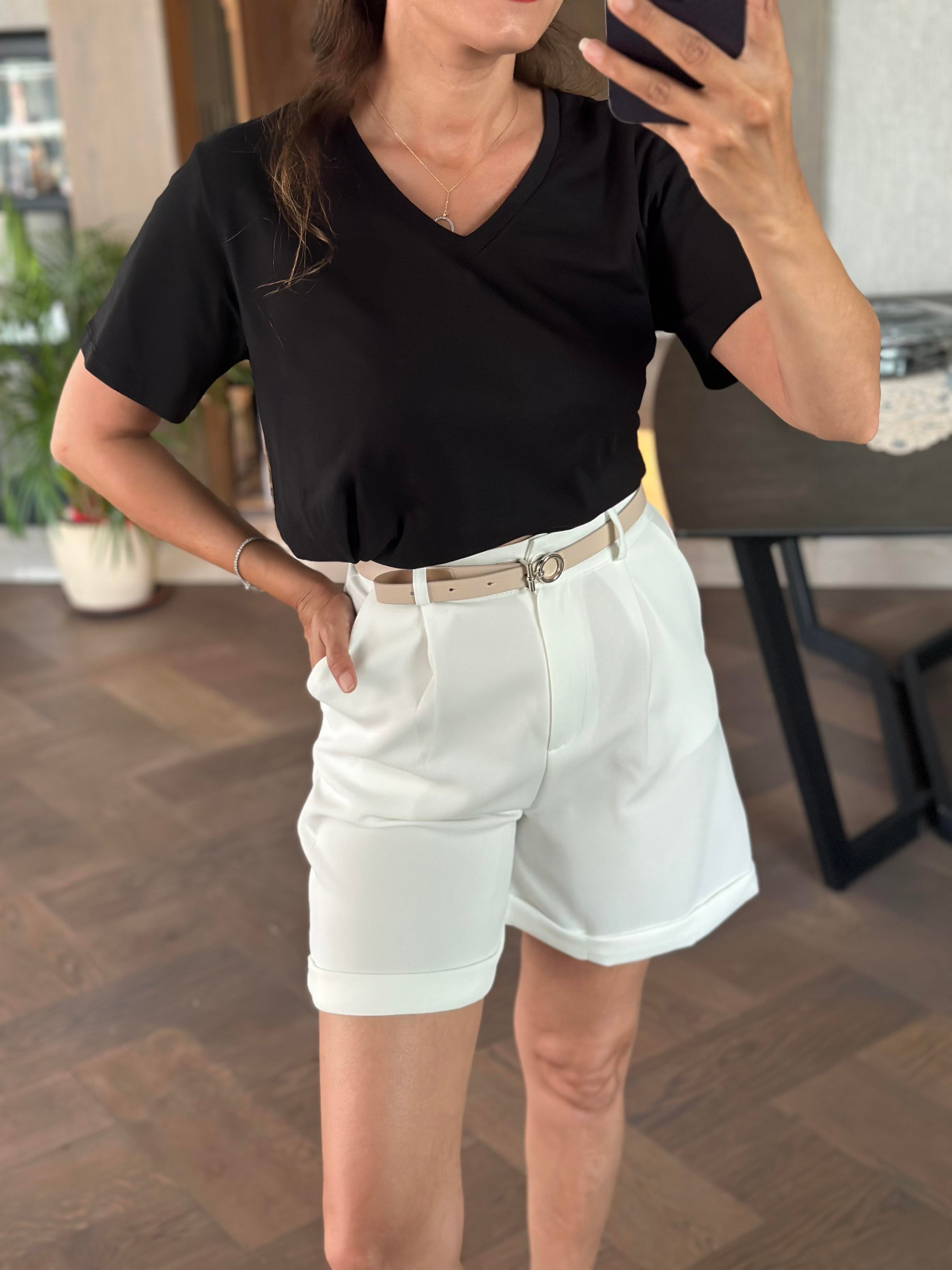 Beyaz Orjinal Marka Kemerli Cepli Atlas Kumaş Kadın Şort