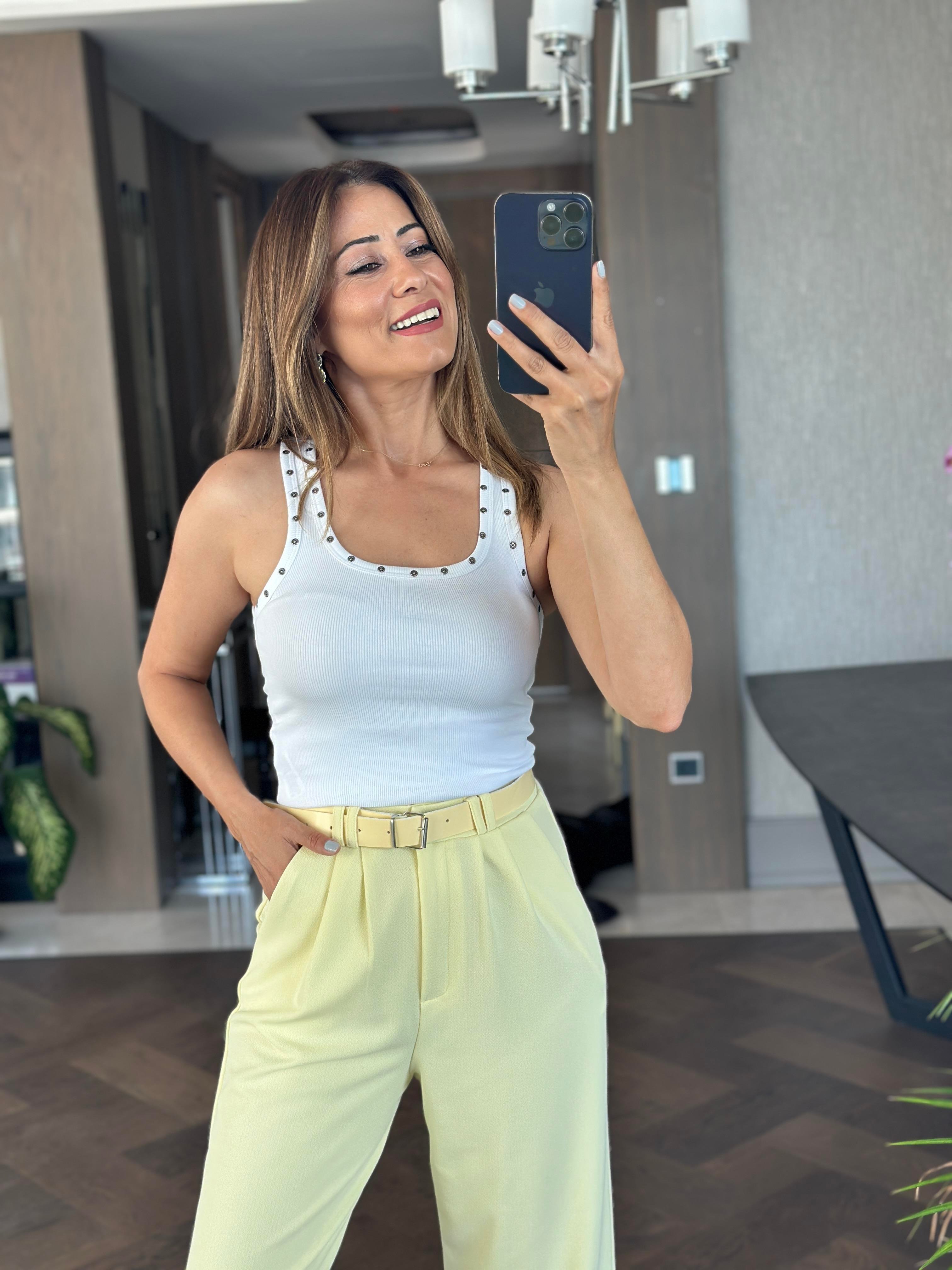 Beyaz Perçin Detaylı U Yaka Kaşkorse Kadın Body