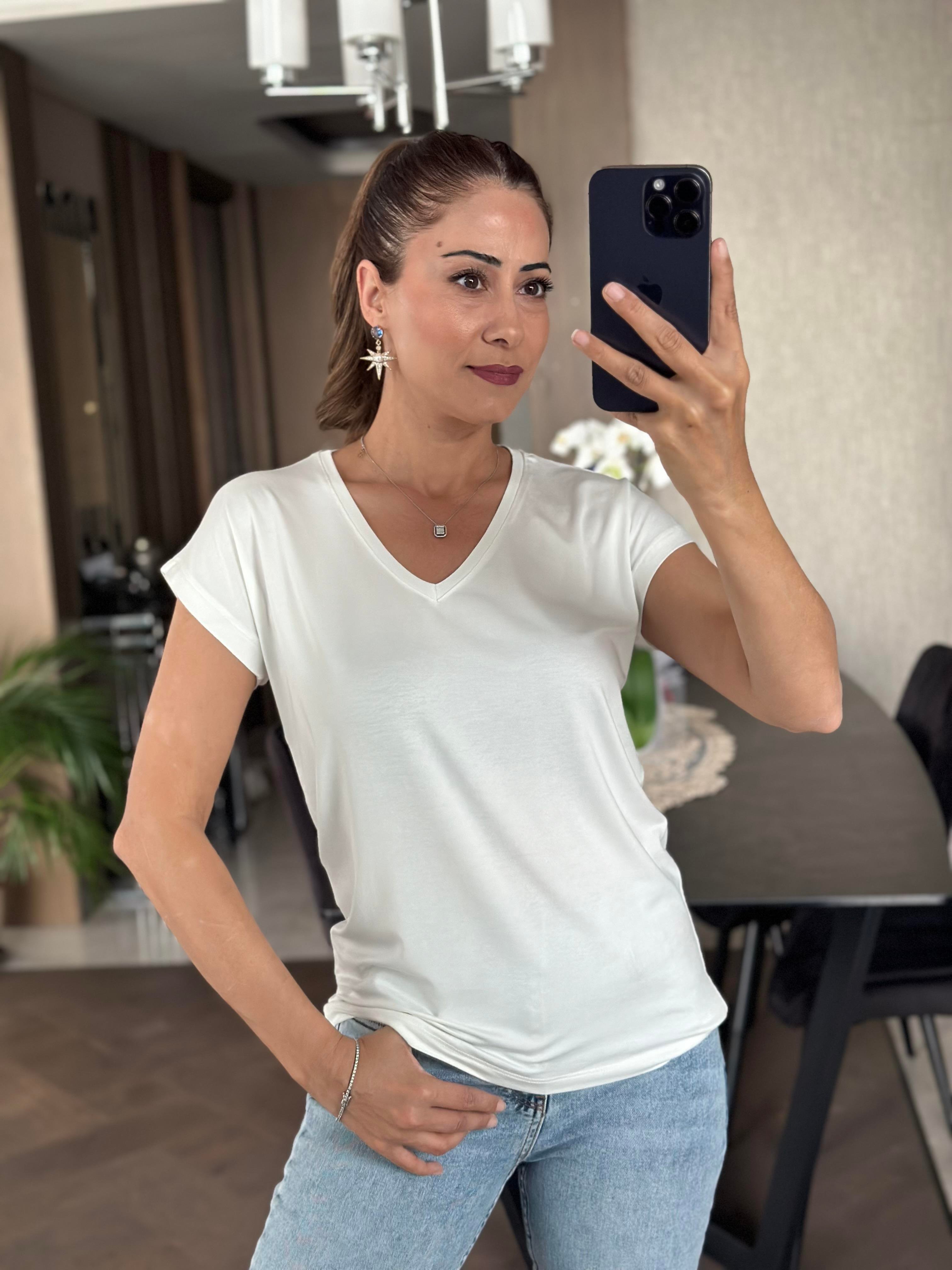 Beyaz V Yaka Kısa Yarasa Kol Basic Kadın T-Shirt