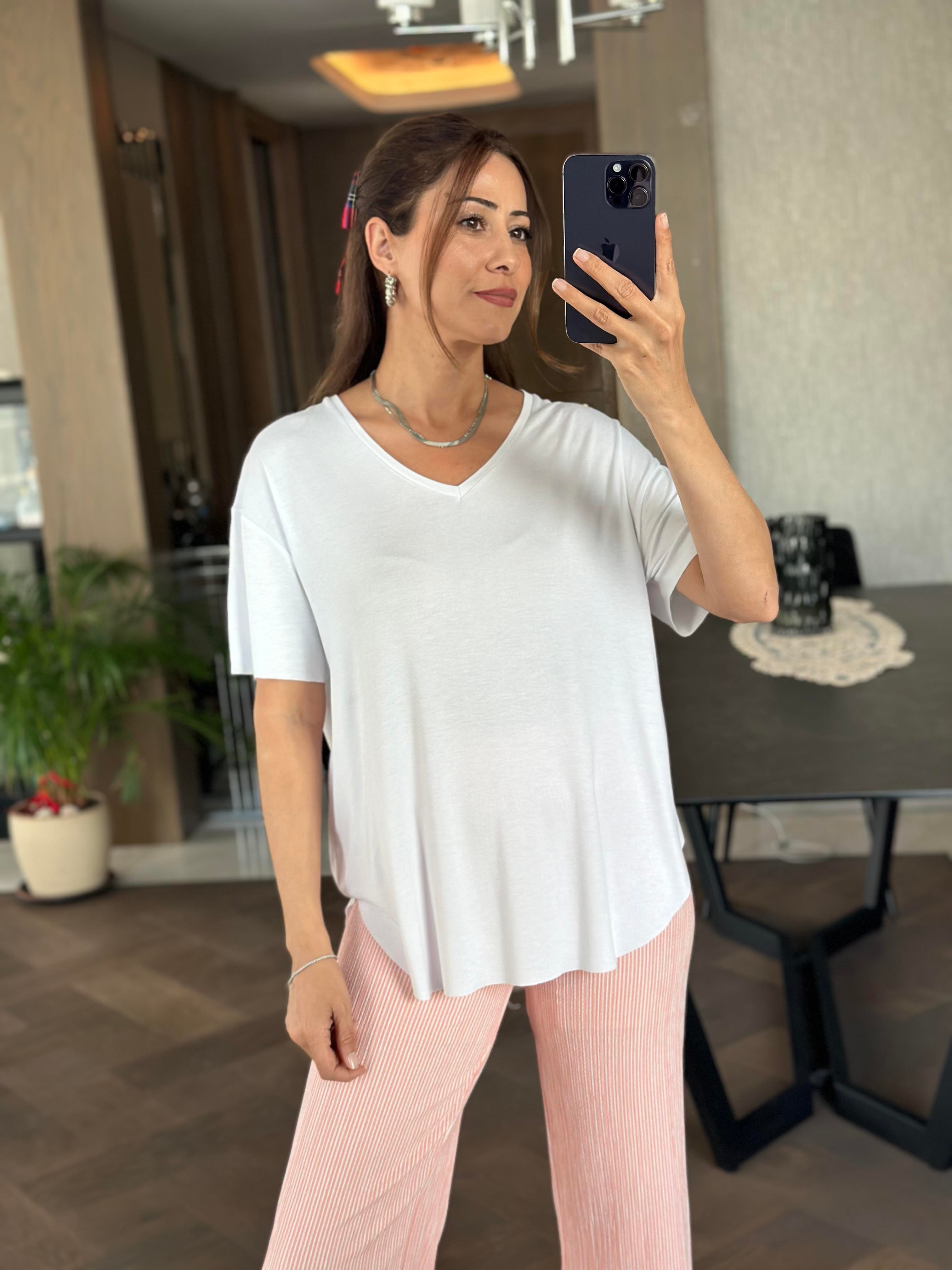 Beyaz V Yaka Oysh Model Eteği Oval Kesim Kadın T-Shirt