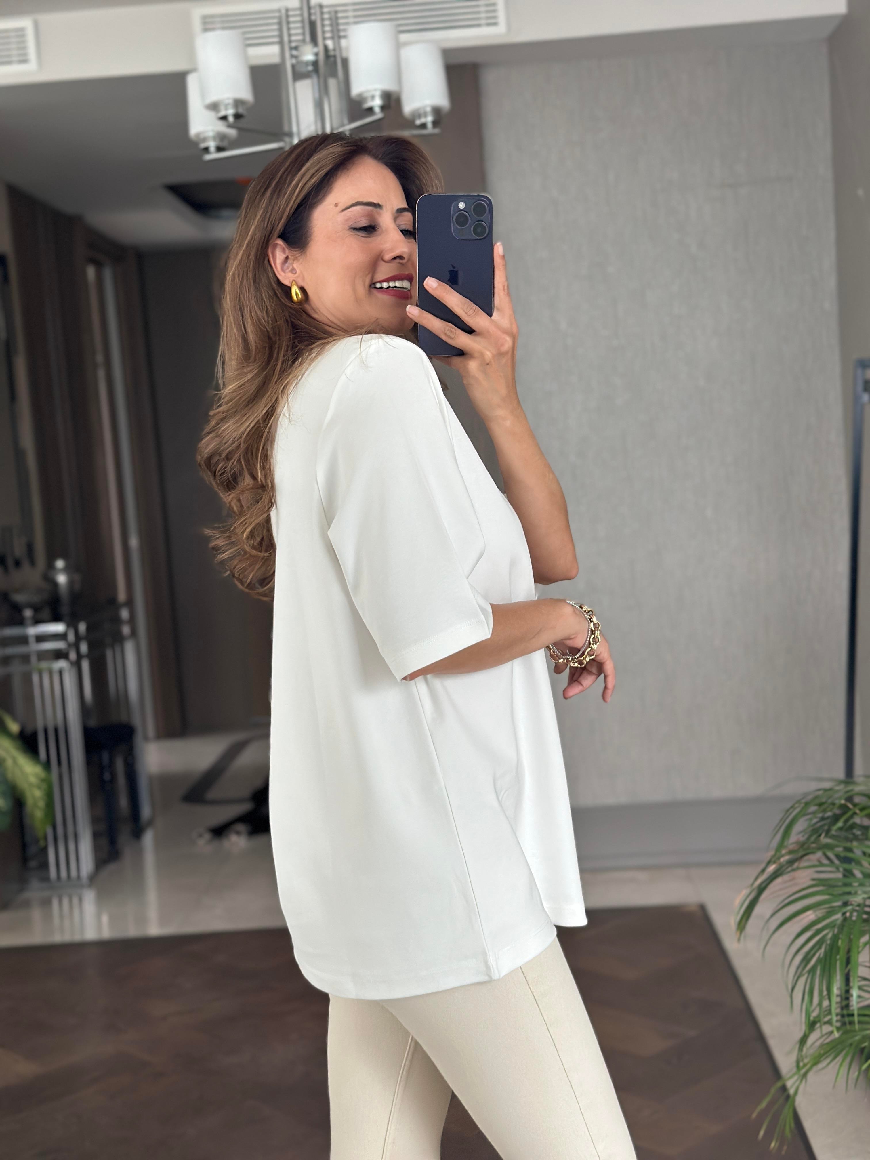 Beyaz Vatkalı Oversize Mass Model Bisiklet Yaka Kısa Kol Kadın T-Shirt