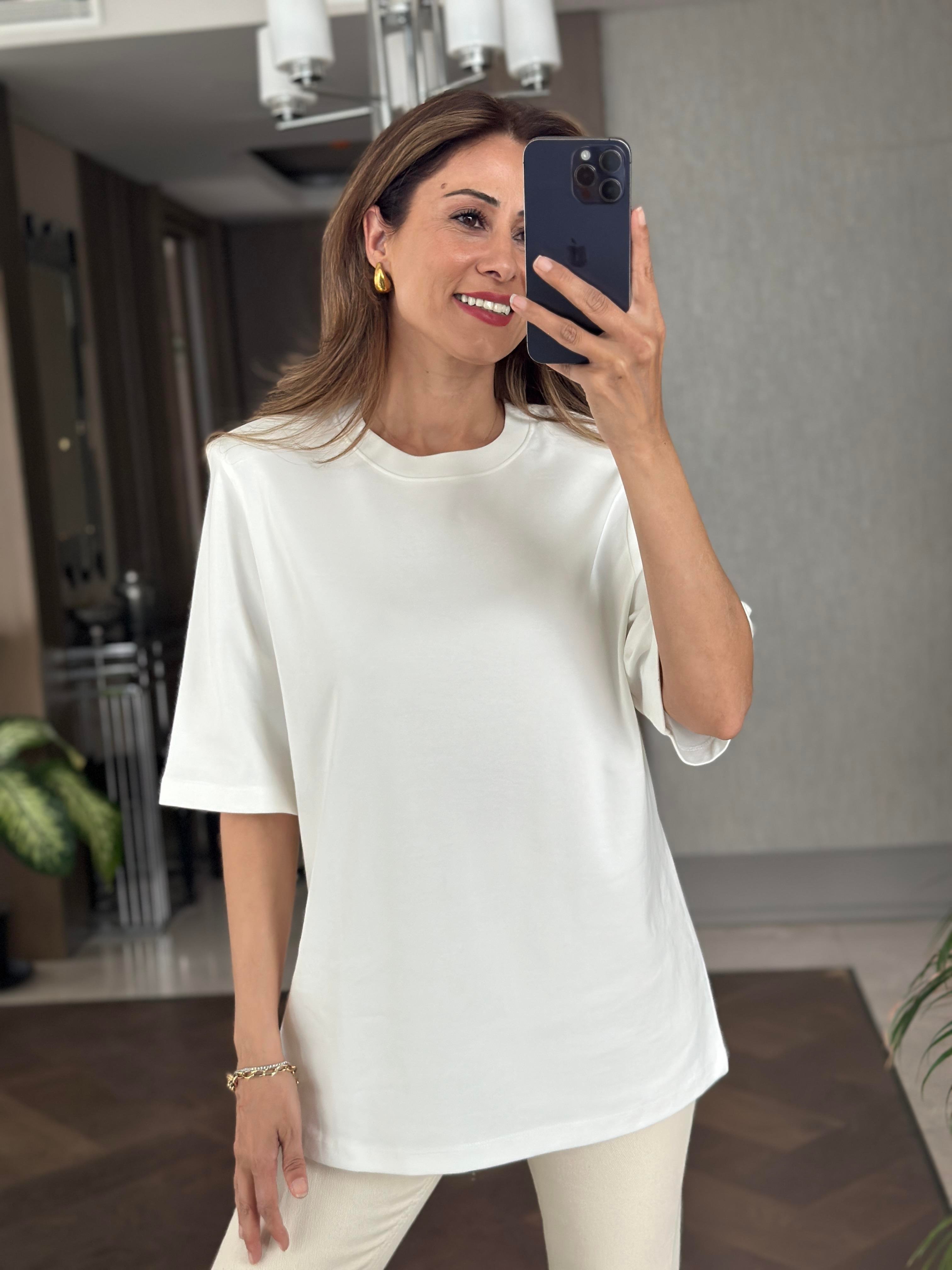Beyaz Vatkalı Oversize Mass Model Bisiklet Yaka Kısa Kol Kadın T-Shirt