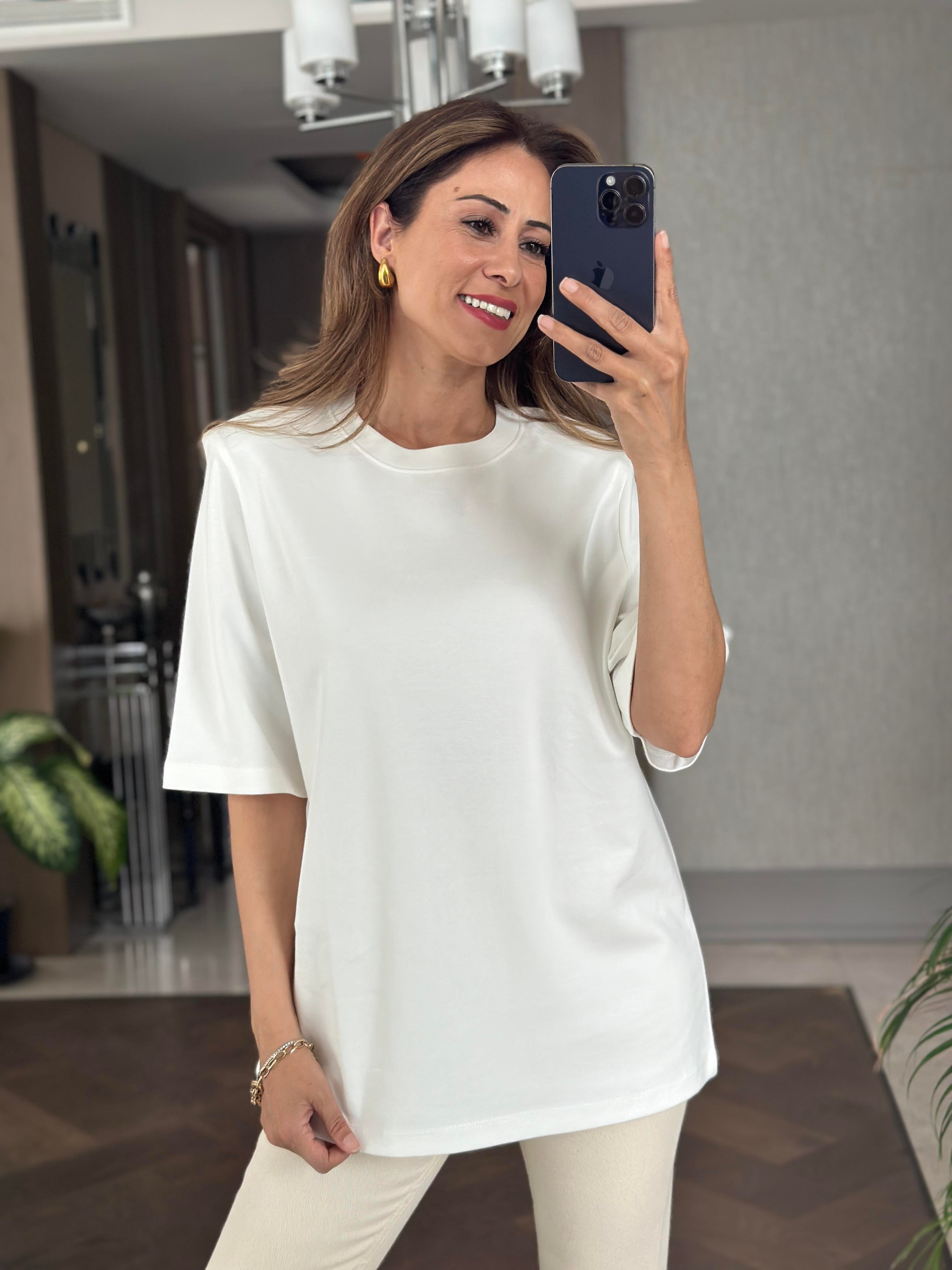 Beyaz Vatkalı Oversize Mass Model Bisiklet Yaka Kısa Kol Kadın T-Shirt