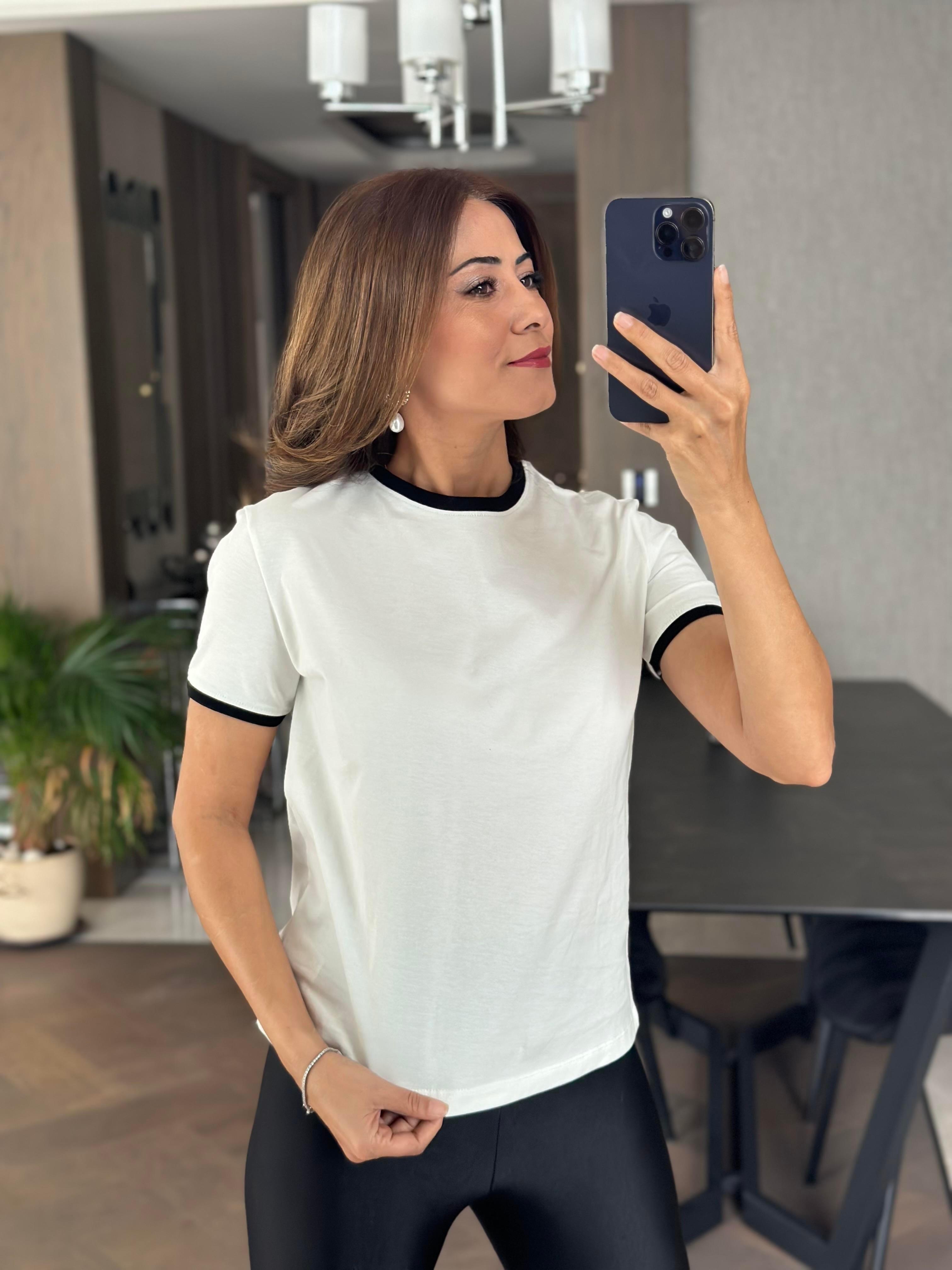Beyaz Yakası Ve Kolu Siyah Şeritli Kadın T-Shirt
