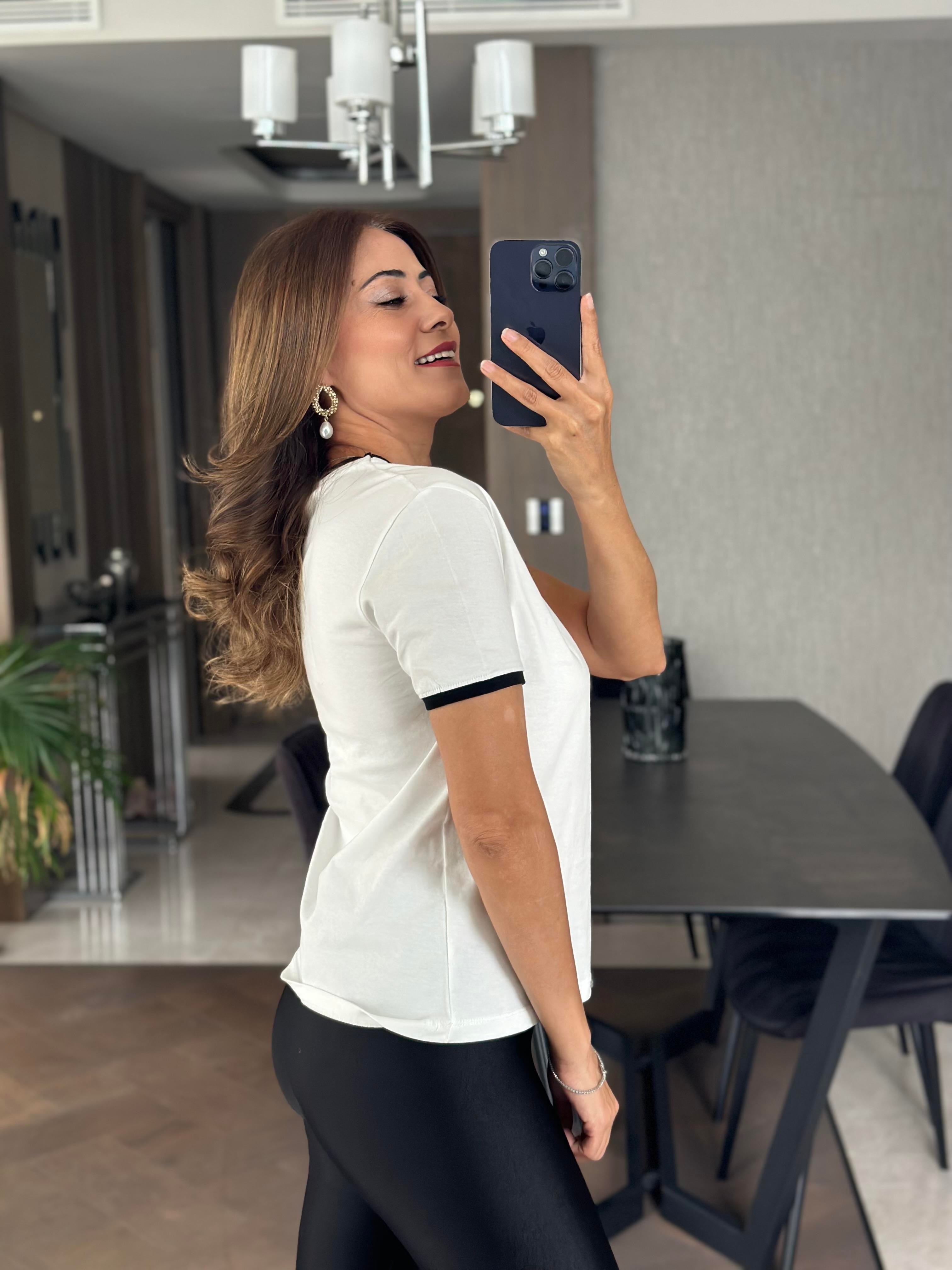 Beyaz Yakası Ve Kolu Siyah Şeritli Kadın T-Shirt