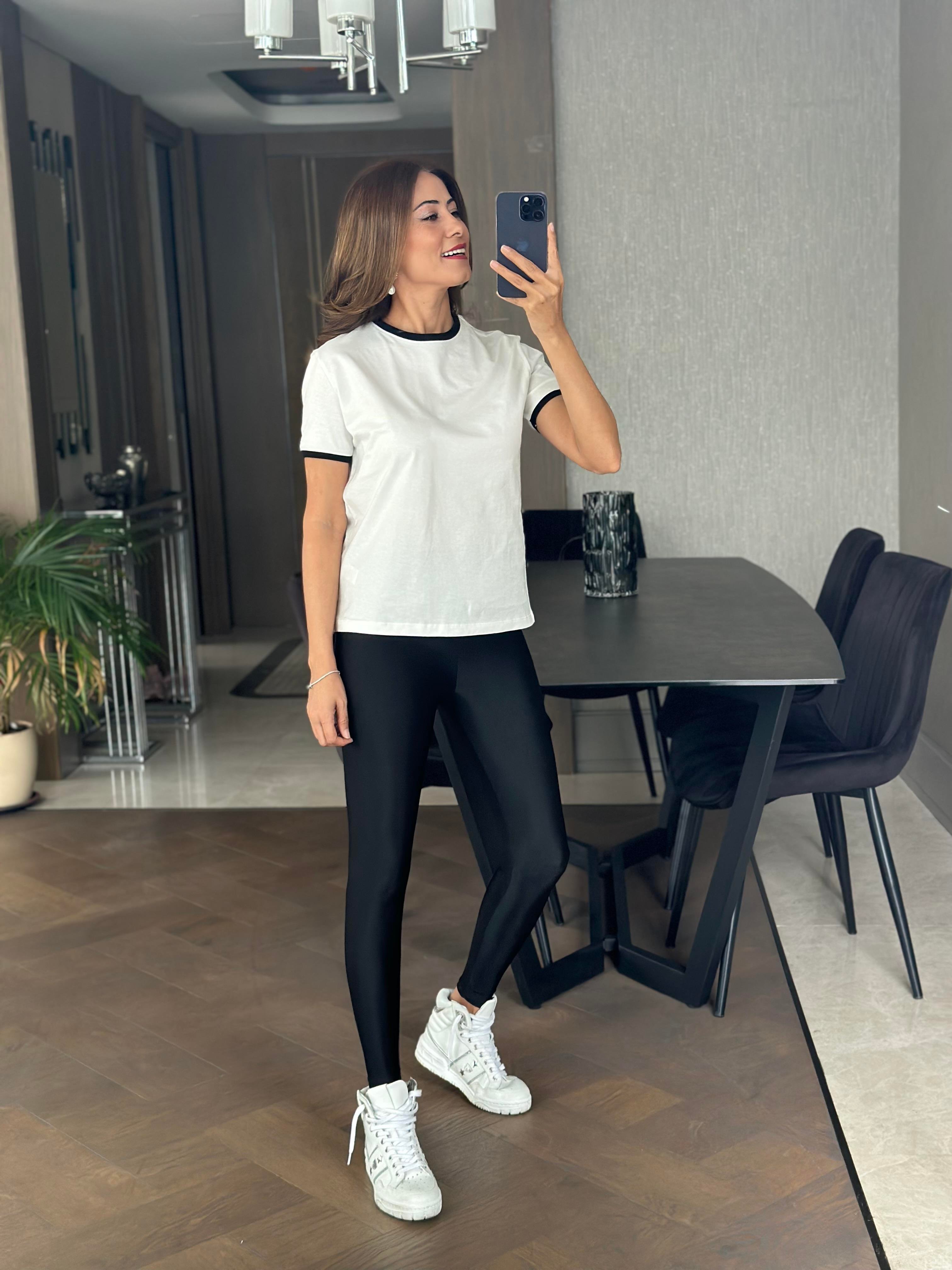 Beyaz Yakası Ve Kolu Siyah Şeritli Kadın T-Shirt
