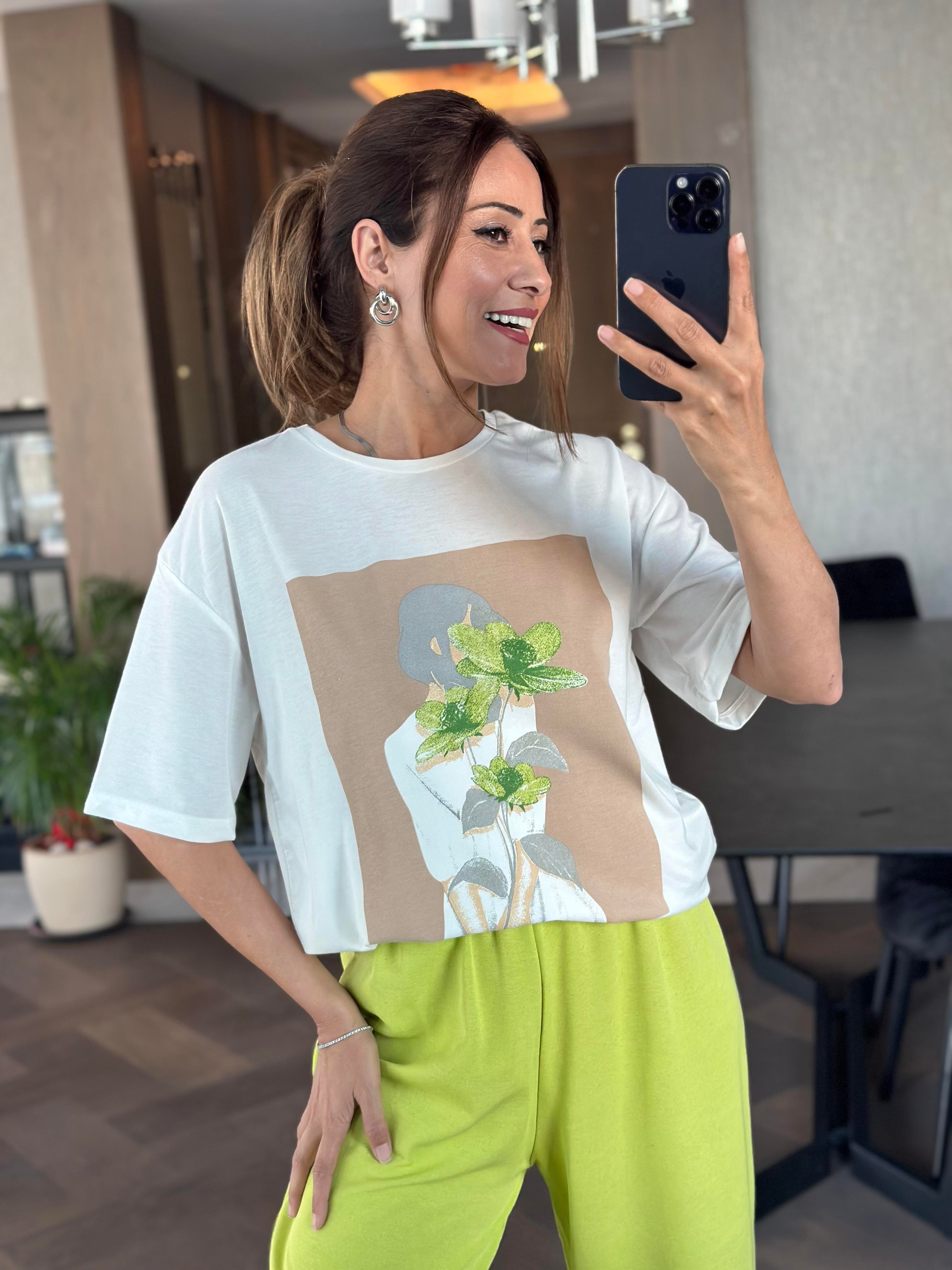 Beyaz Yeşil Çiçek Baskılı Bisiklet Yaka Kadın T-Shirt